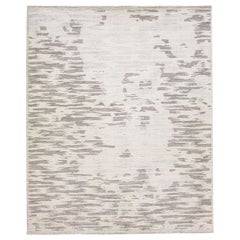Abstrakter moderner handgefertigter Wollteppich im marokkanischen Stil in Beige & Grau von Apadana