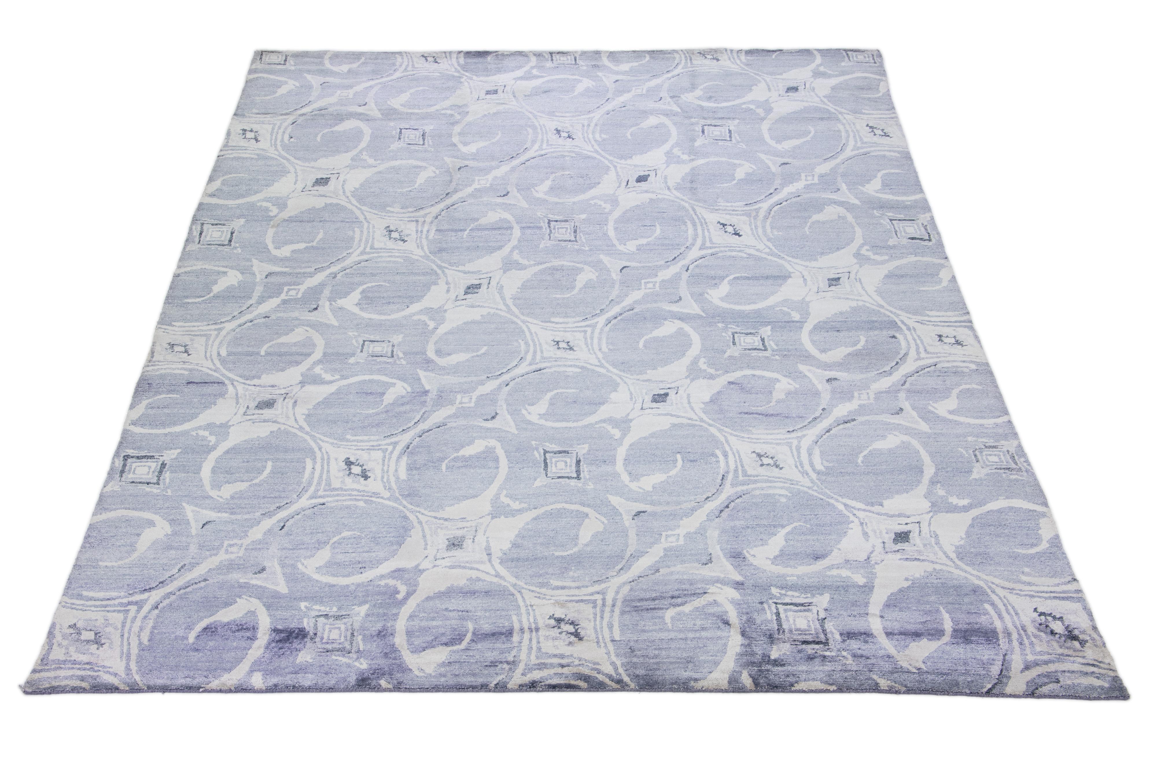 Beautiful modern Indian hand-knotted silk rug with a light gray color field. This rug has a white accent in a gorgeously abstract design.

This rug measures 9'10