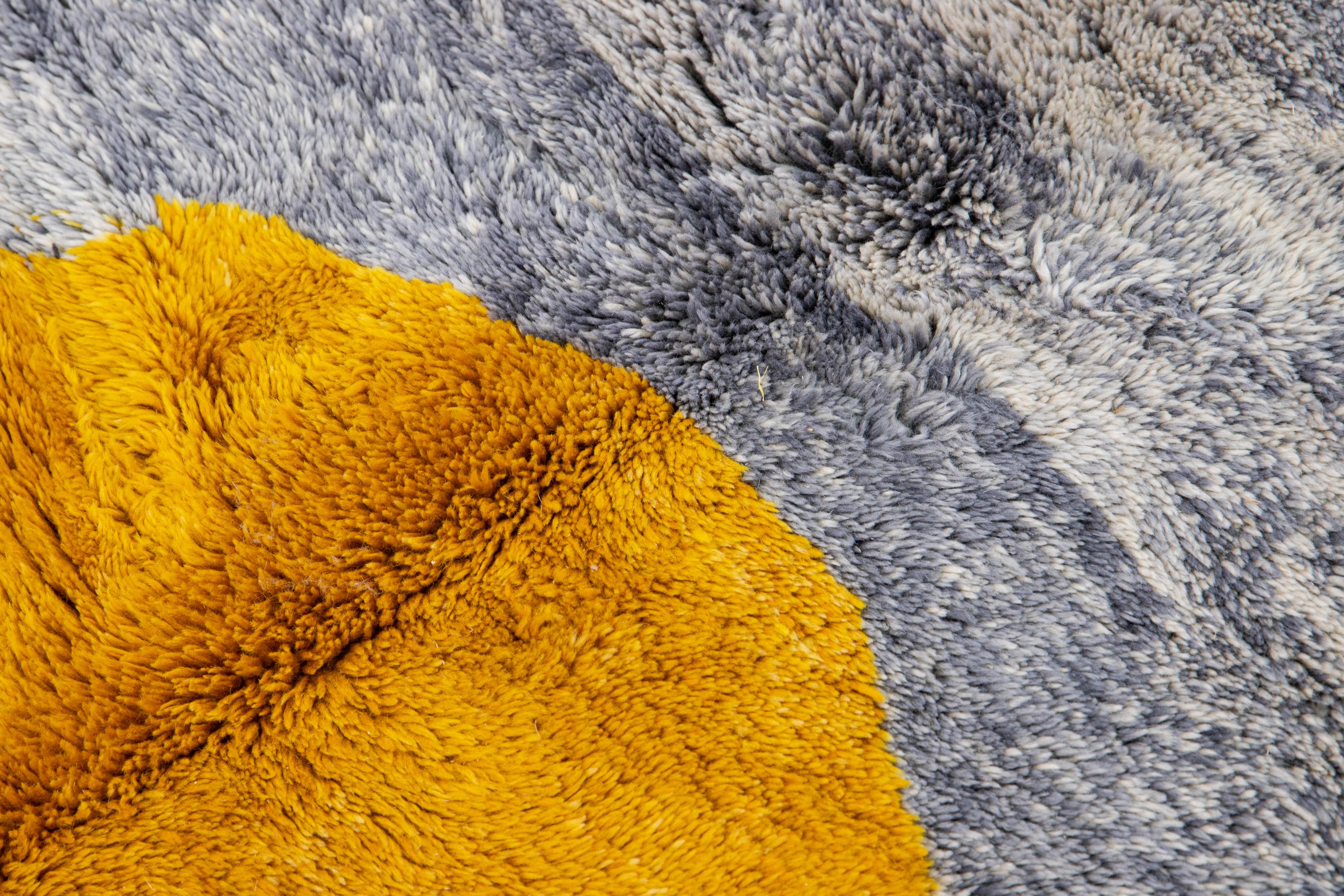 Tapis marocain moderne et abstrait en laine grise et dorée fait à la main en vente 3