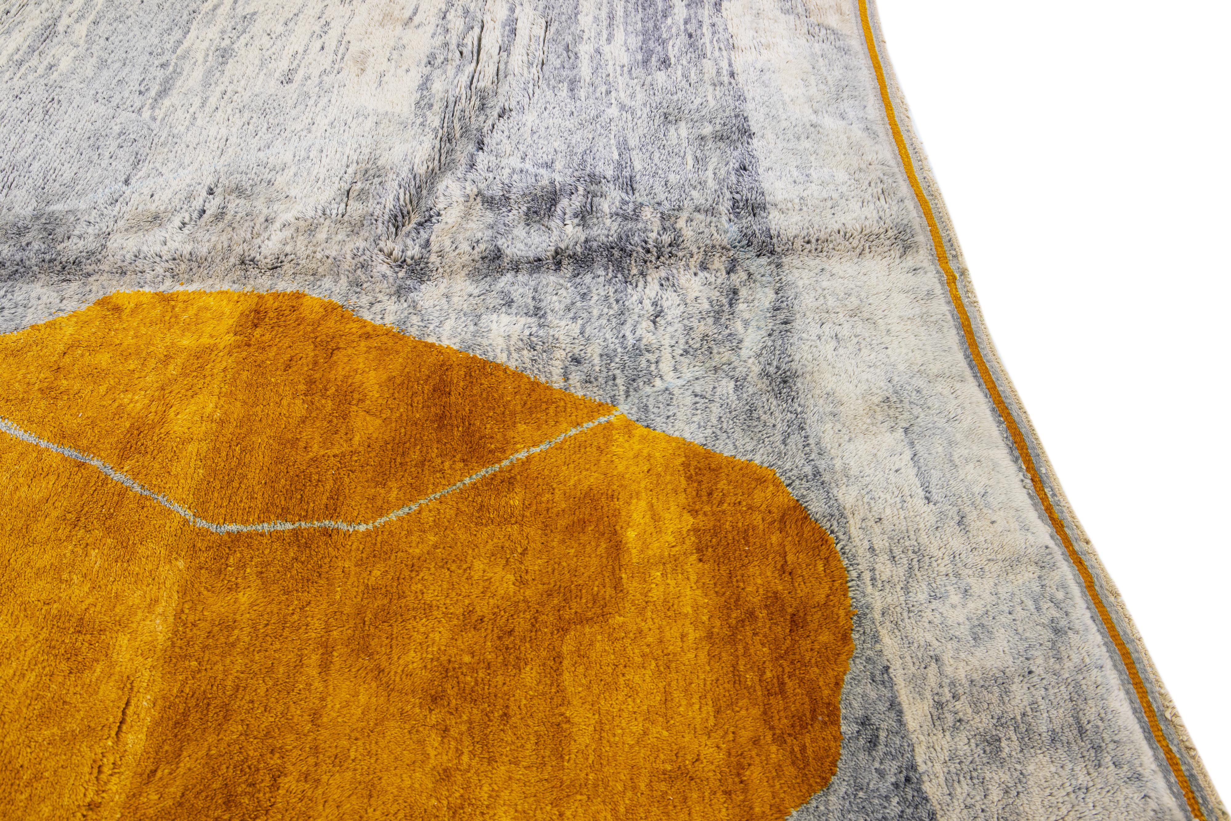 Tapis marocain moderne et abstrait en laine grise et dorée fait à la main Neuf - En vente à Norwalk, CT