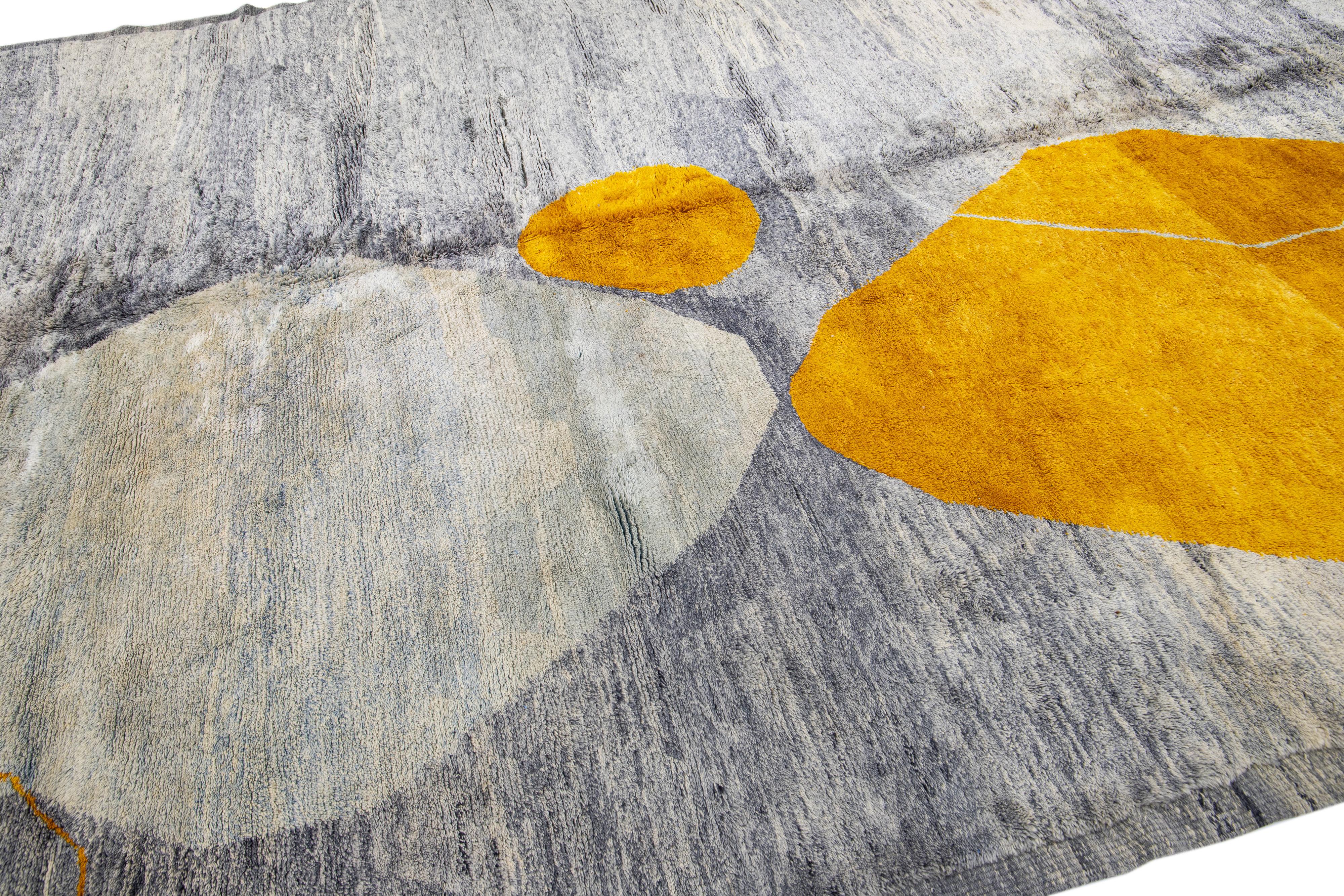 XXIe siècle et contemporain Tapis marocain moderne et abstrait en laine grise et dorée fait à la main en vente