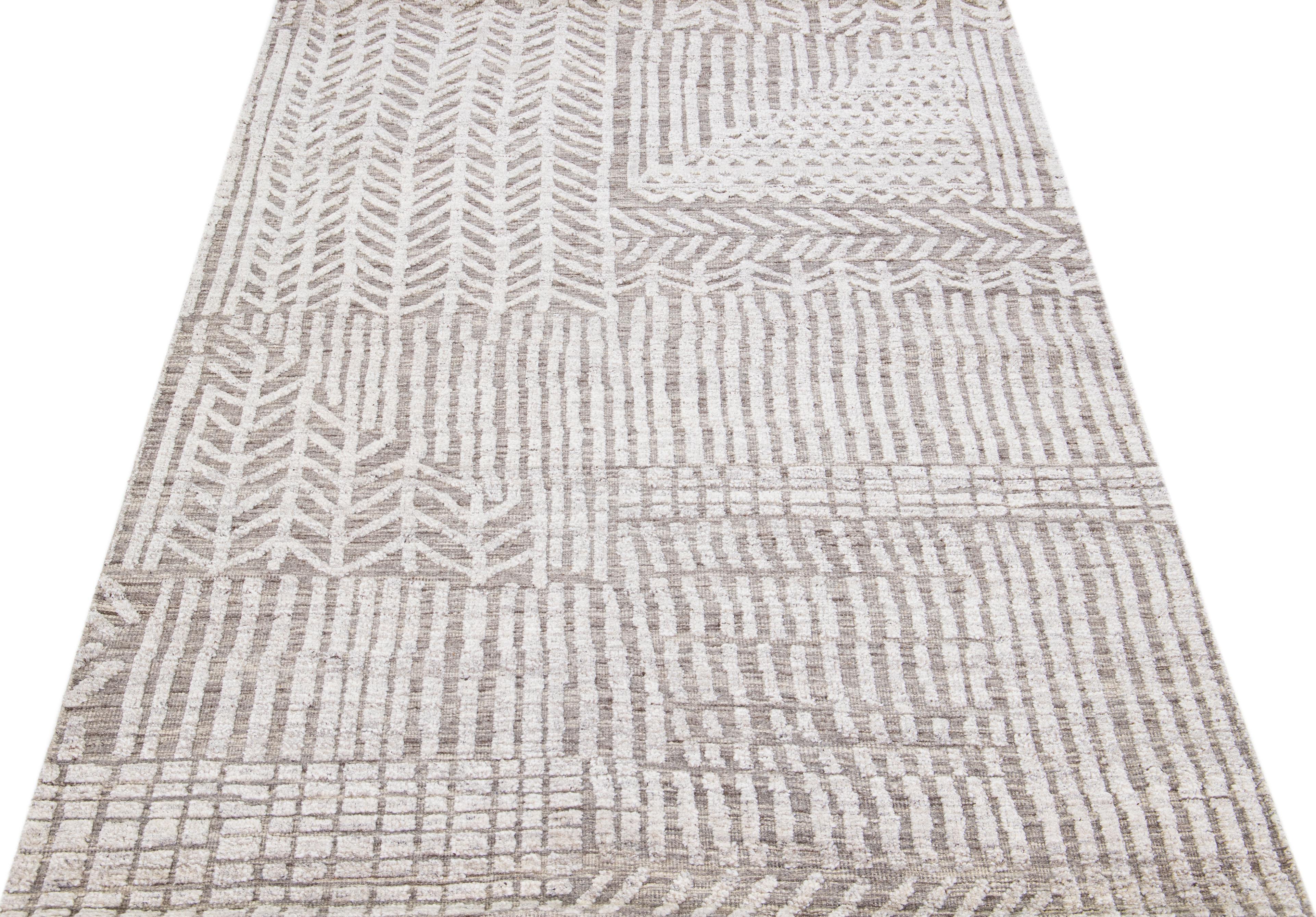 Beautiful modern Moroccan-style hand-knotted wool rug with a light gray color field. This rug is part of our Apadana's Safi Collection and features an abstract geometric design in beige.

This rug measures: 5'2