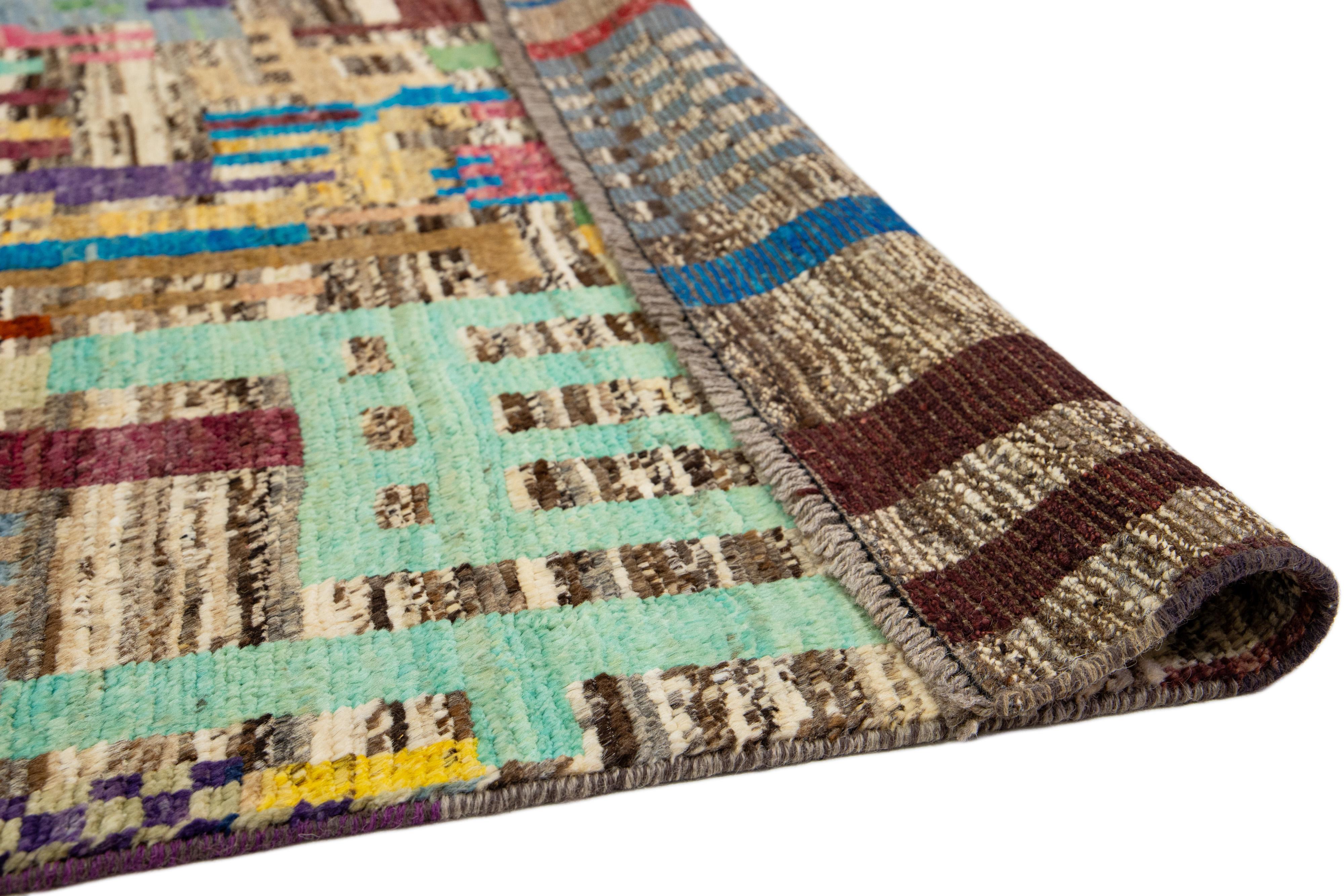 Abstrakter moderner Wollteppich im marokkanischen Stil, handgefertigt in mehrfarbigem Design (Afghanisch) im Angebot