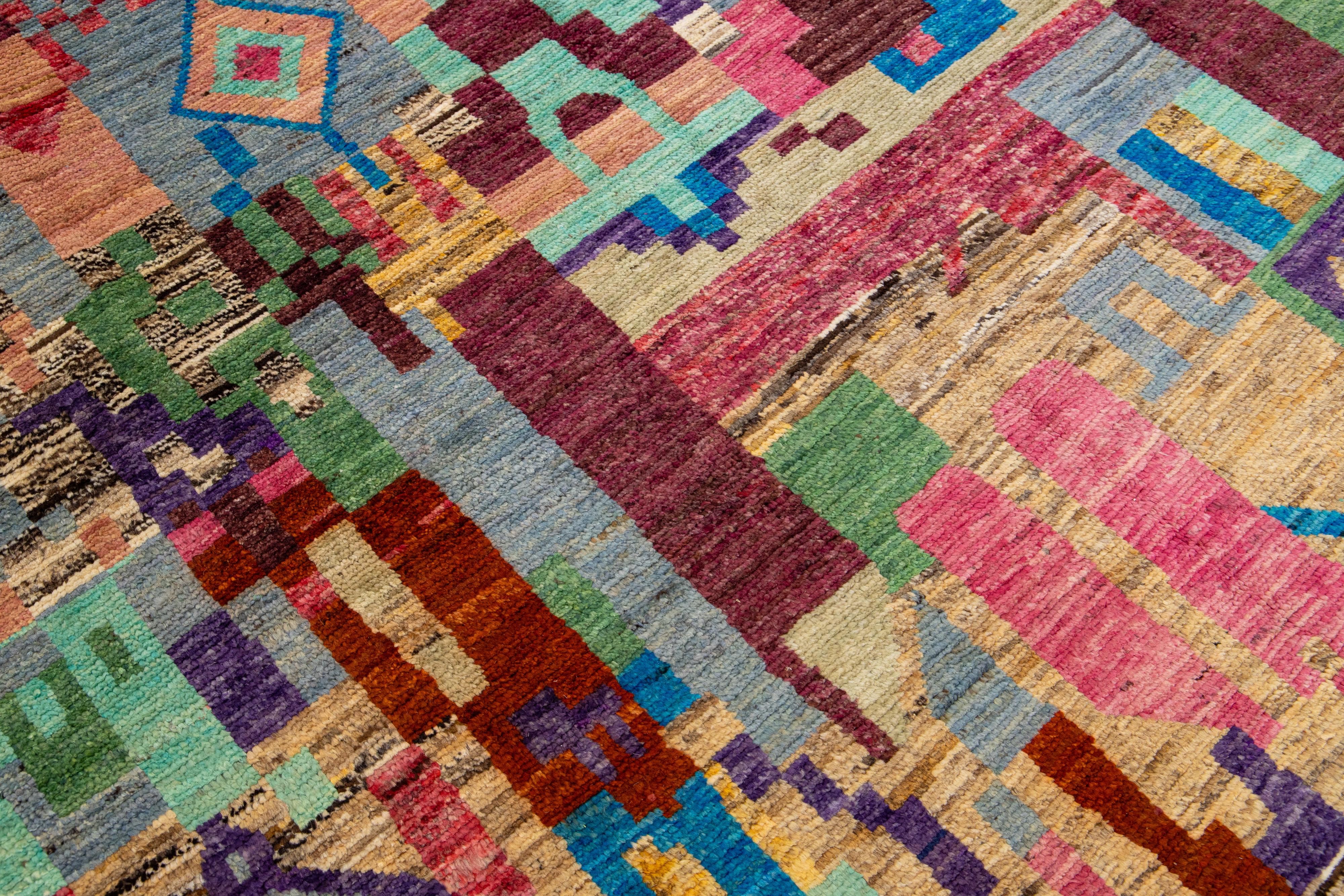 Abstrakter moderner Wollteppich im marokkanischen Stil, handgefertigt in mehrfarbigem Design (Wolle) im Angebot