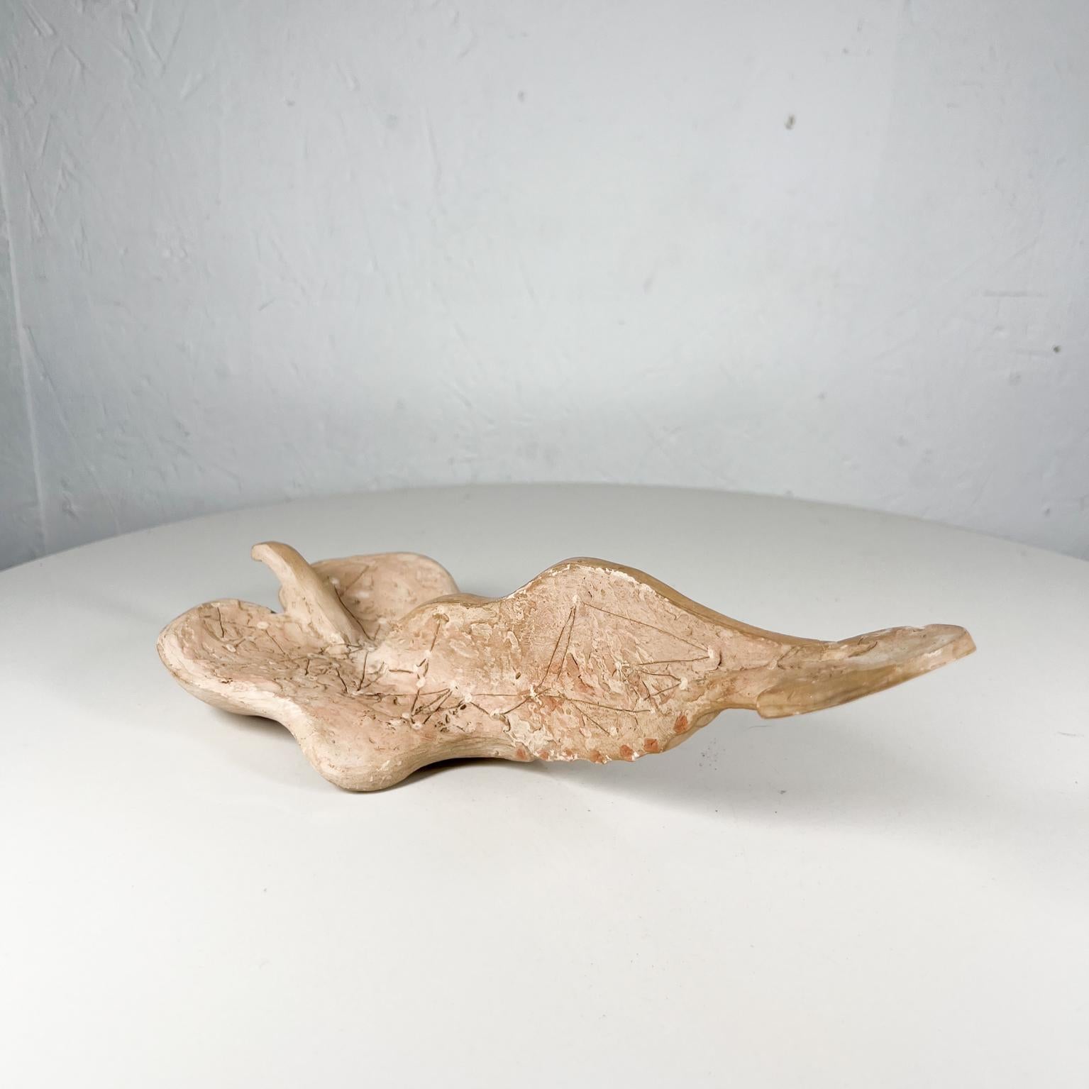 Abstract Modern Textured White Vertebrae Sculpture Pottery Art In Good Condition For Sale In Chula Vista, CA