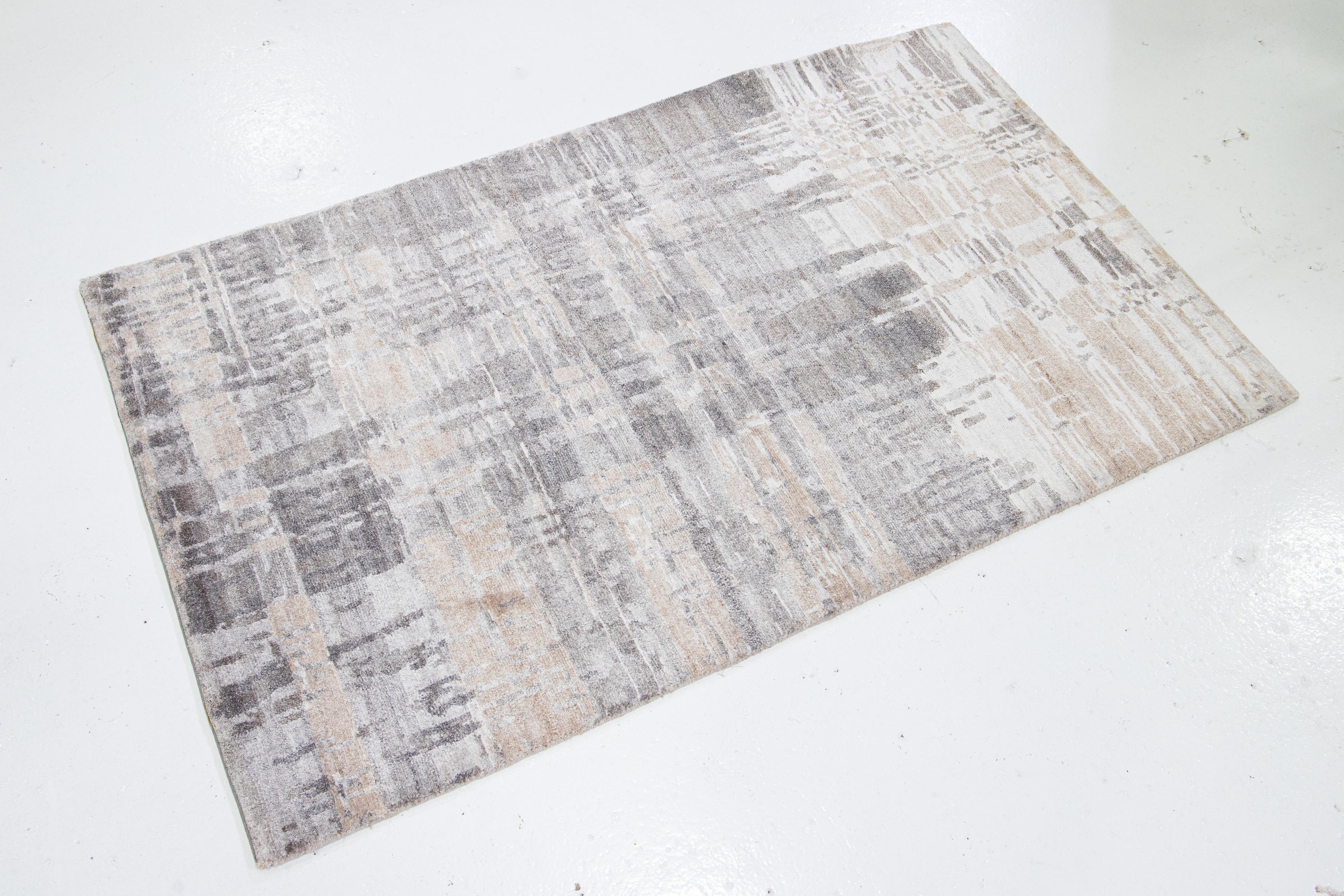 Dieser moderne Teppich nach Maß kombiniert Naturtöne zu einem subtilen, luxuriösen Look. Die tibetische Webart hebt die natürlichen Streifen der Wolle hervor, während das Leinen die Textur und den sanften Glanz verstärkt. Das Ergebnis ist ein