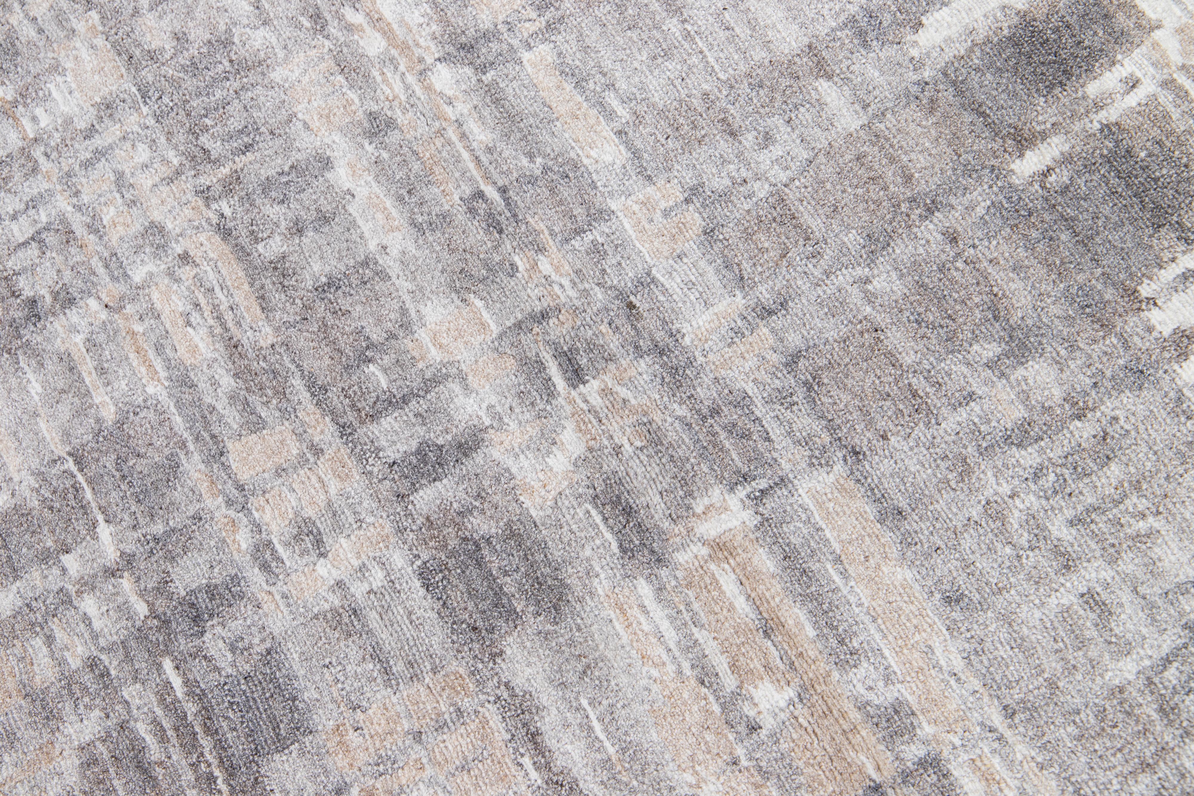 Abstrakter moderner tibetischer Wollteppich in Grau und Beige (Indisch) im Angebot