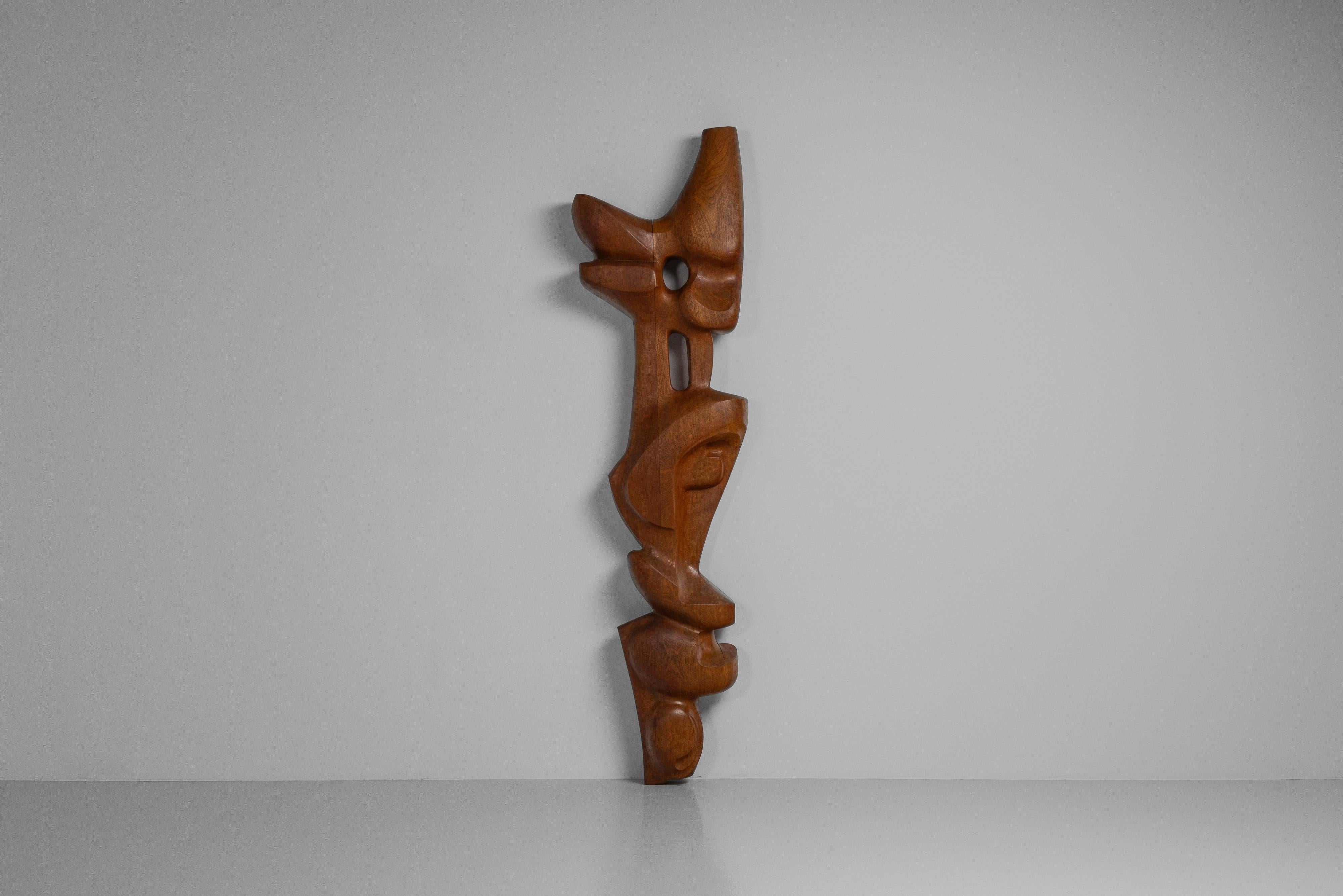 Néerlandais Sculpture murale totem moderne abstraite en teck Pays-Bas 1960 en vente