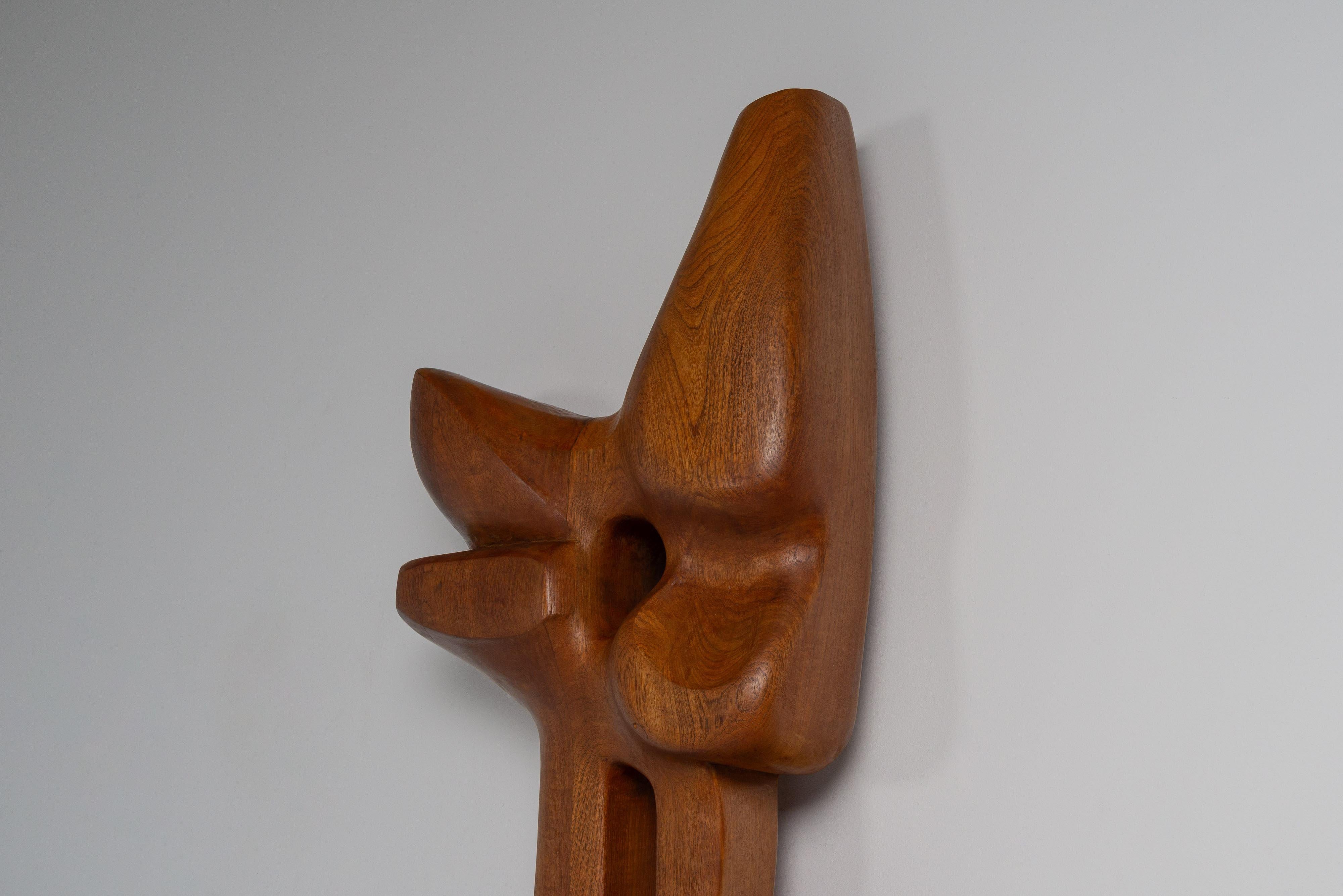 Milieu du XXe siècle Sculpture murale totem moderne abstraite en teck Pays-Bas 1960 en vente