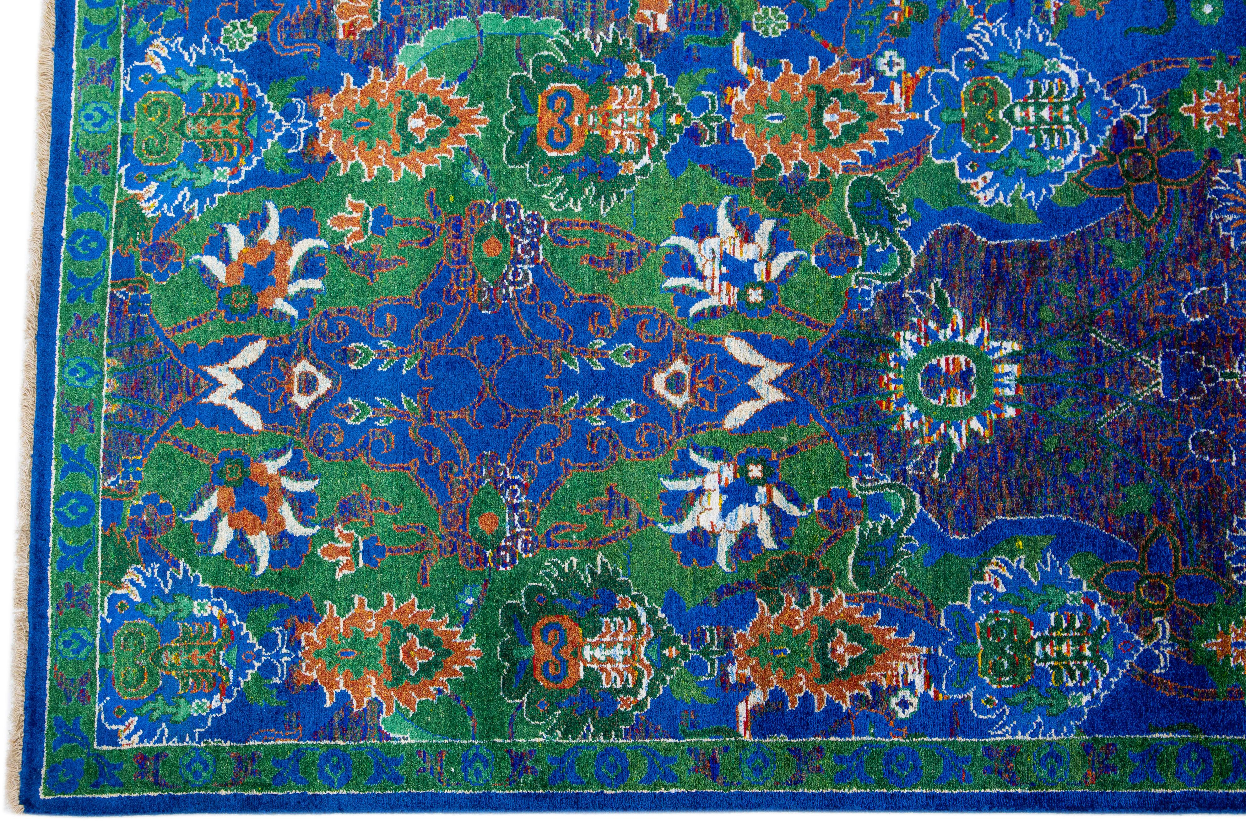 Noué à la main Tapis moderne abstrait en laine et soie avec motifs bleus et verts en vente