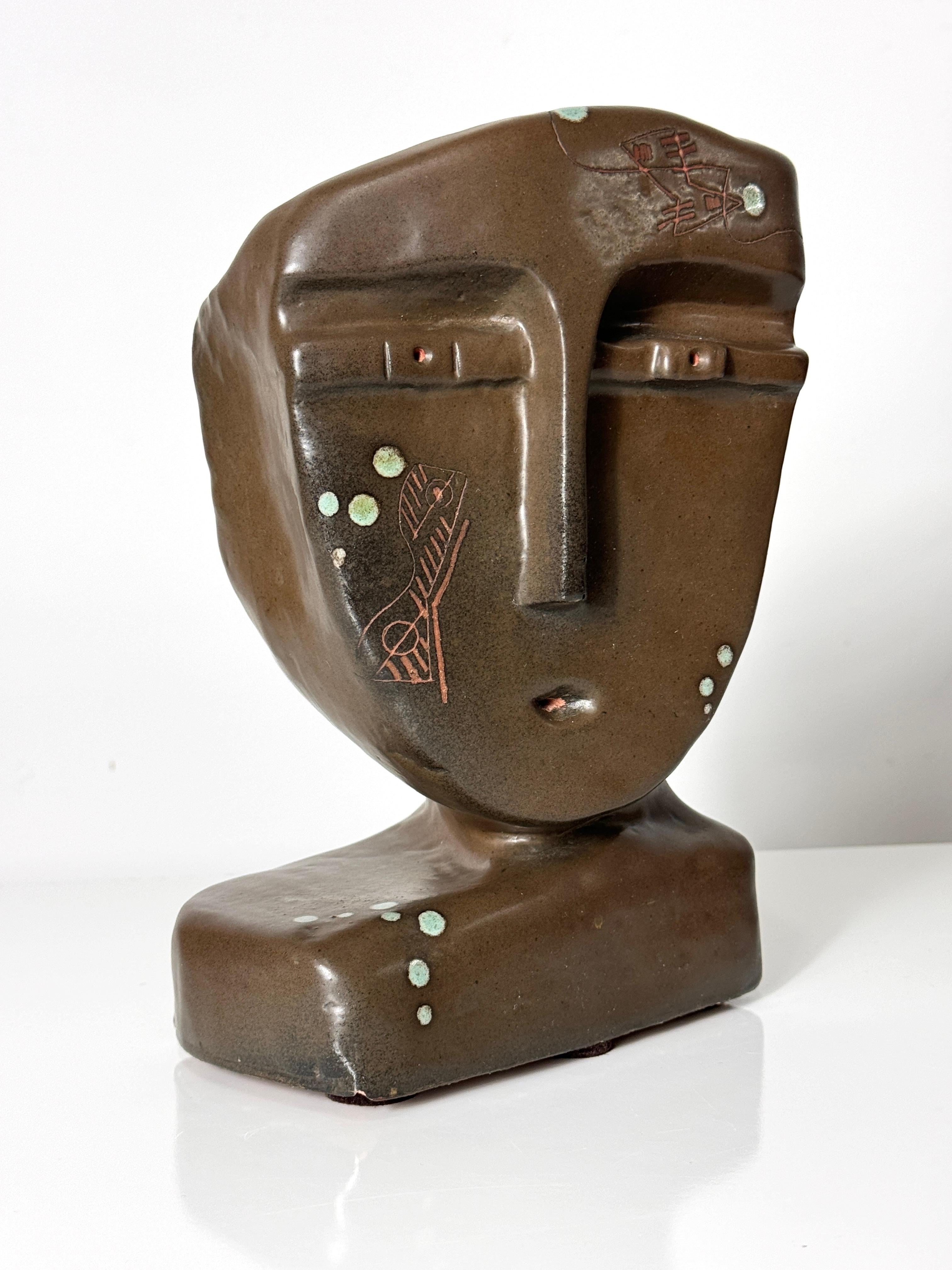 Escultura de busto modernista de la artista germano-americana Marianna von Allesch hacia la década de 1940

Forma orgánica esculpida a mano con rostro cubista decorado con esmalte abstracto aplicado y detalles incisos

Firma inscrita en la parte