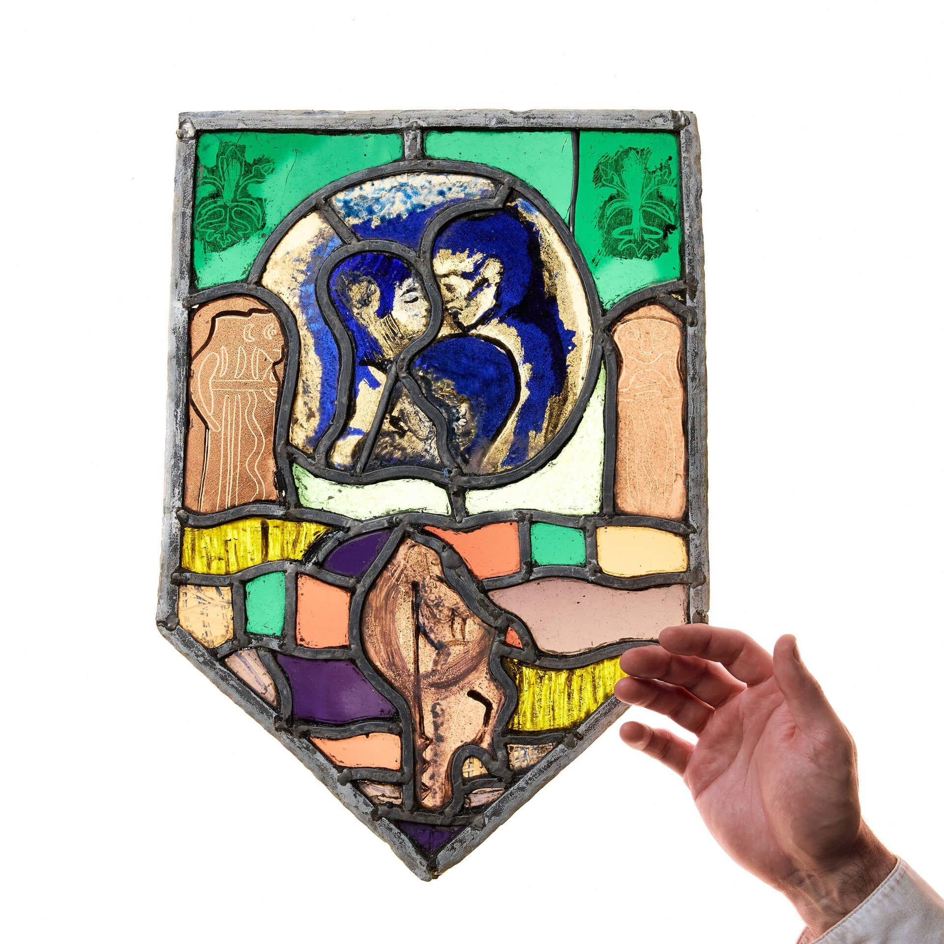 Una piccola vetrata astratta modernista dal design insolito, che unisce una serie di colori e motivi vivaci. Caratterizzata da una forma definita, questa vetrata moderna presenta un disegno astratto incentrato su un tondo con una coppia abbracciata