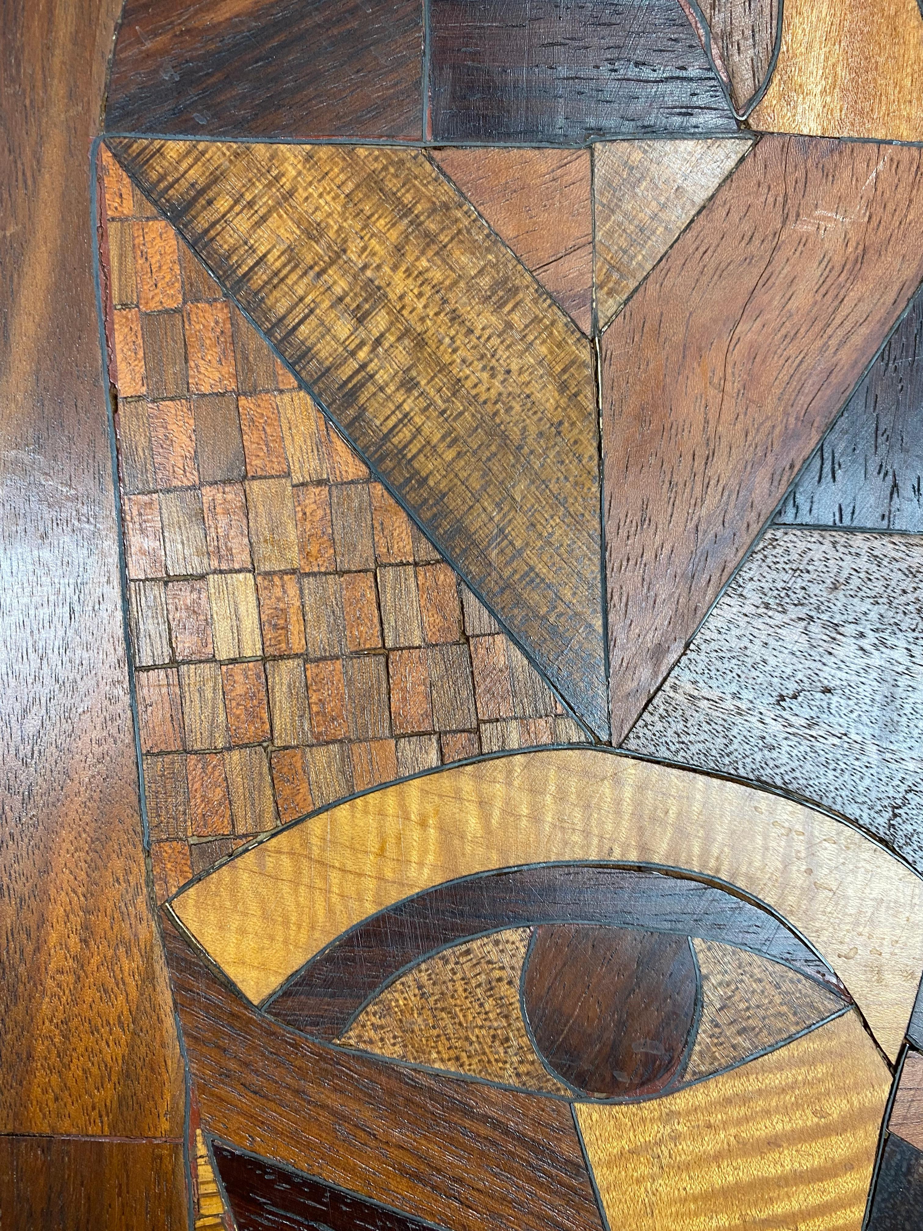 Abstrakte modernistische Holzintarsien / Einlegearbeiten Figur Wandtafel. Handgefertigt, Art Deco, afrikanisch beeinflusst, mehrere gemischte Arten von exotischen Hölzern.