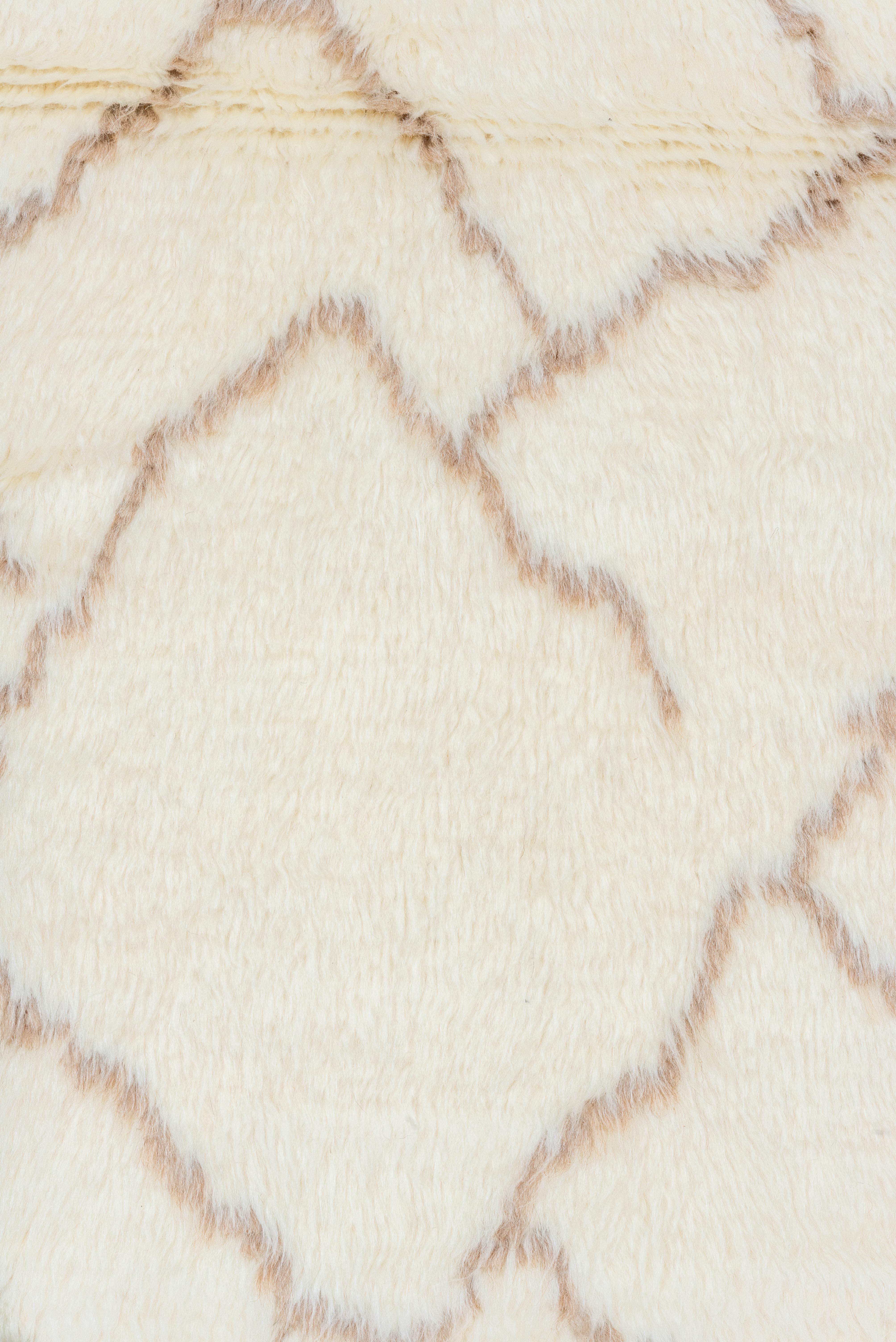 Abstrakter marokkanischer Langteppich in Elfenbein  (Wolle) im Angebot