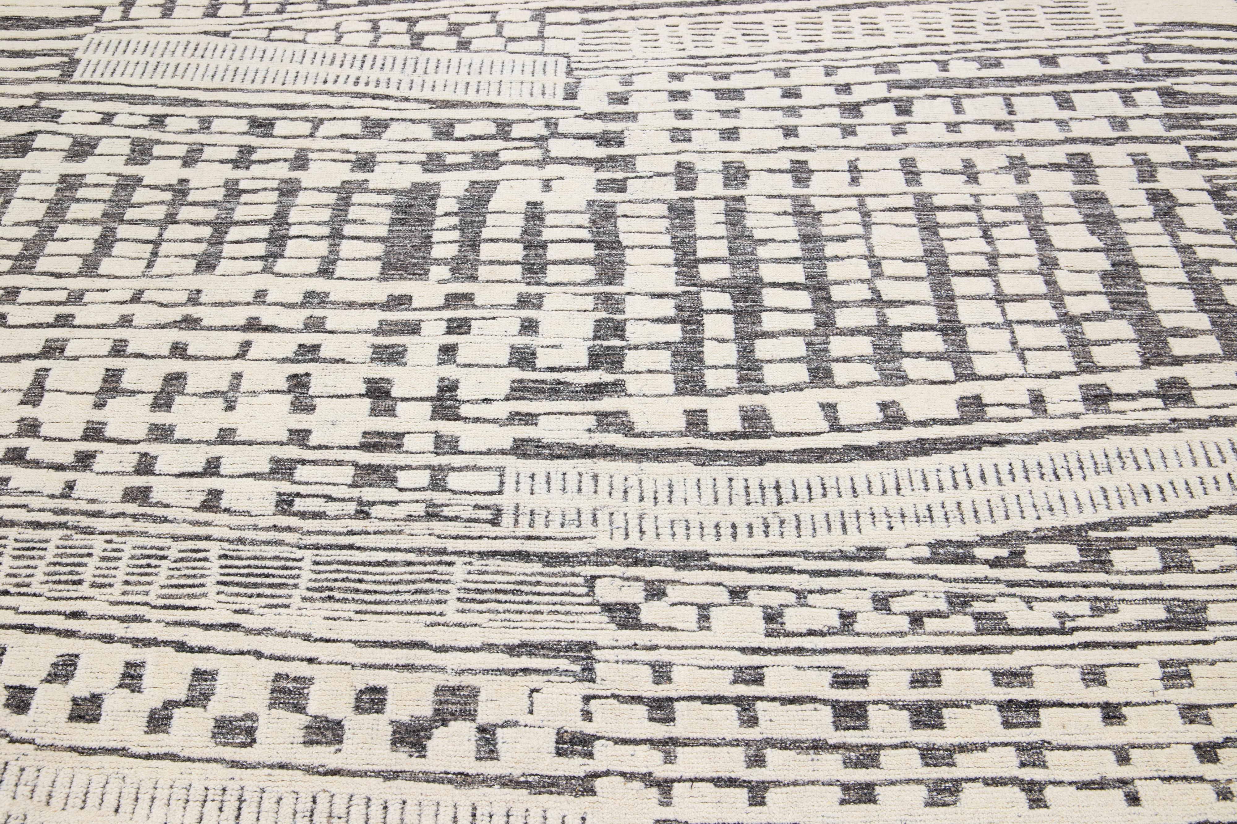 Abstract Moroccan Style Modern Wool Rug in, Grey In New Condition For Sale In Norwalk, CT