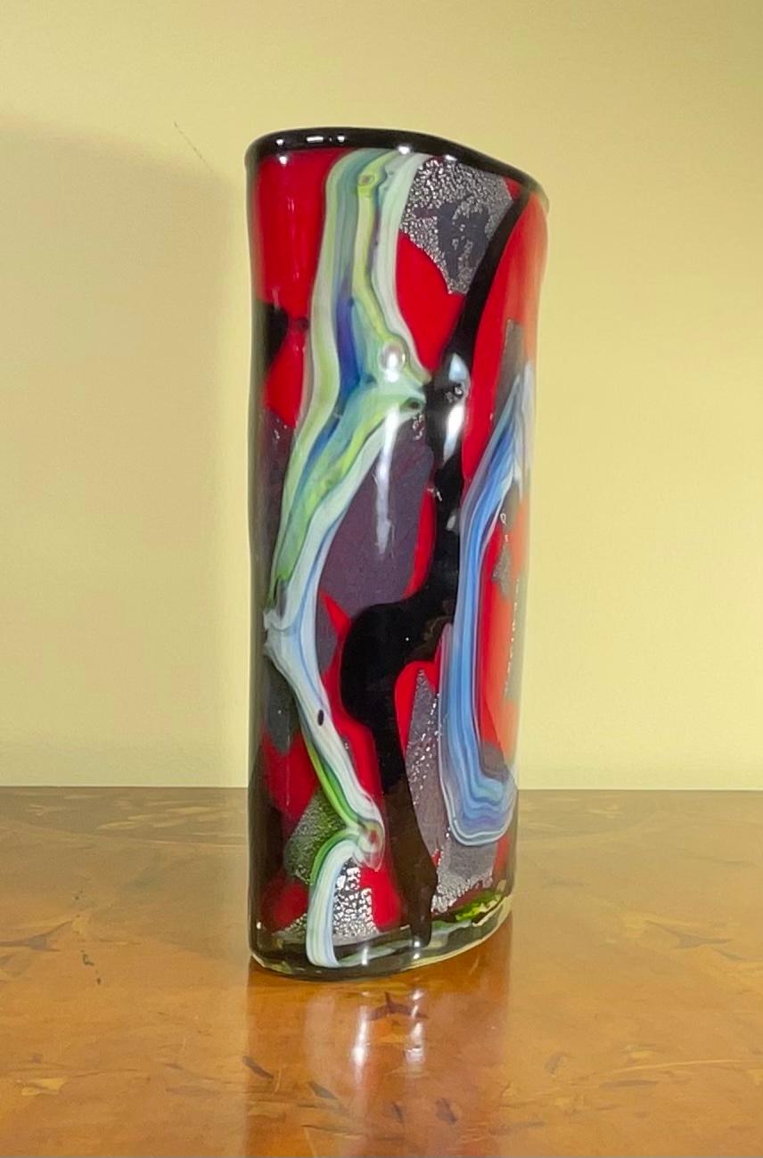 Mehrfarbige Vase aus mundgeblasenem Muranoglas mit abstraktem abstrakten Motiv  (Europäisch) im Angebot