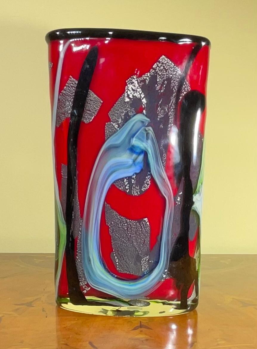 20ième siècle Vase multicolore en verre de Murano soufflé à la main à motif abstrait  en vente