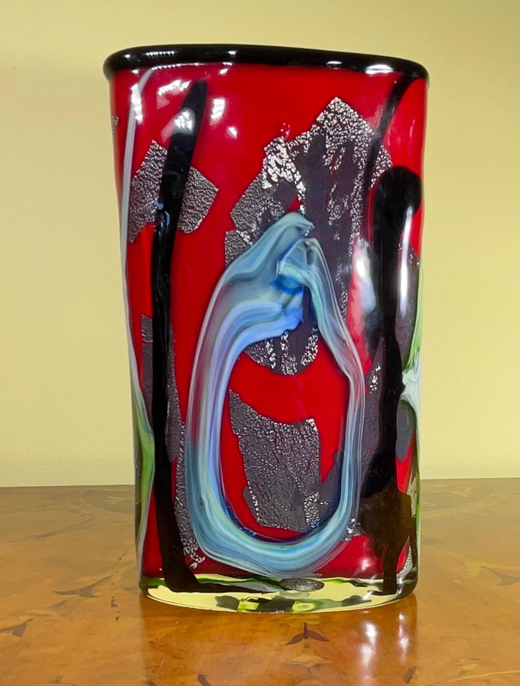 Mehrfarbige Vase aus mundgeblasenem Muranoglas mit abstraktem abstrakten Motiv  im Angebot 1