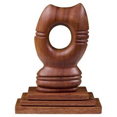 Abstrakte montierte Katzenskulptur