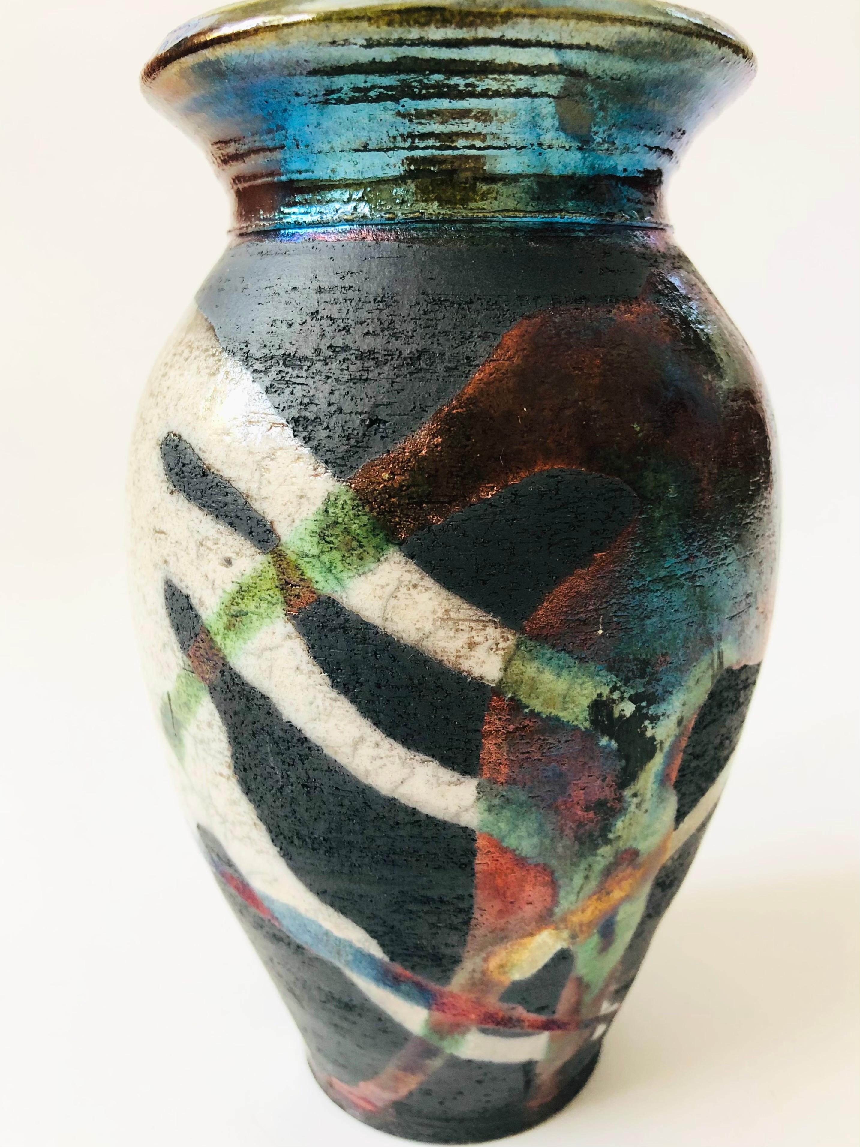 Abstrait Multicolore  Vase en poterie Raku Bon état - En vente à Vallejo, CA
