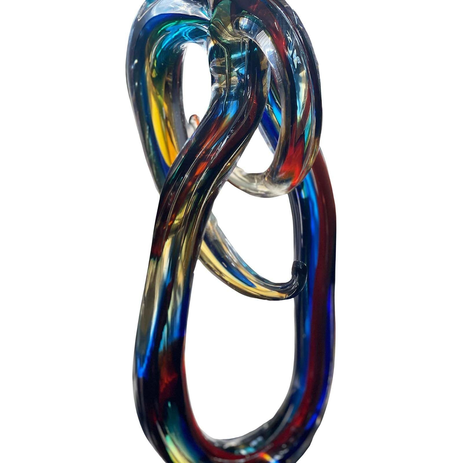 Sculpture abstraite multicolore en verre de Murano sur un vase en verre noir par Sergio Costantini (signé) Fabriqué en Italie, 20e siècle.
Dimensions :
22
