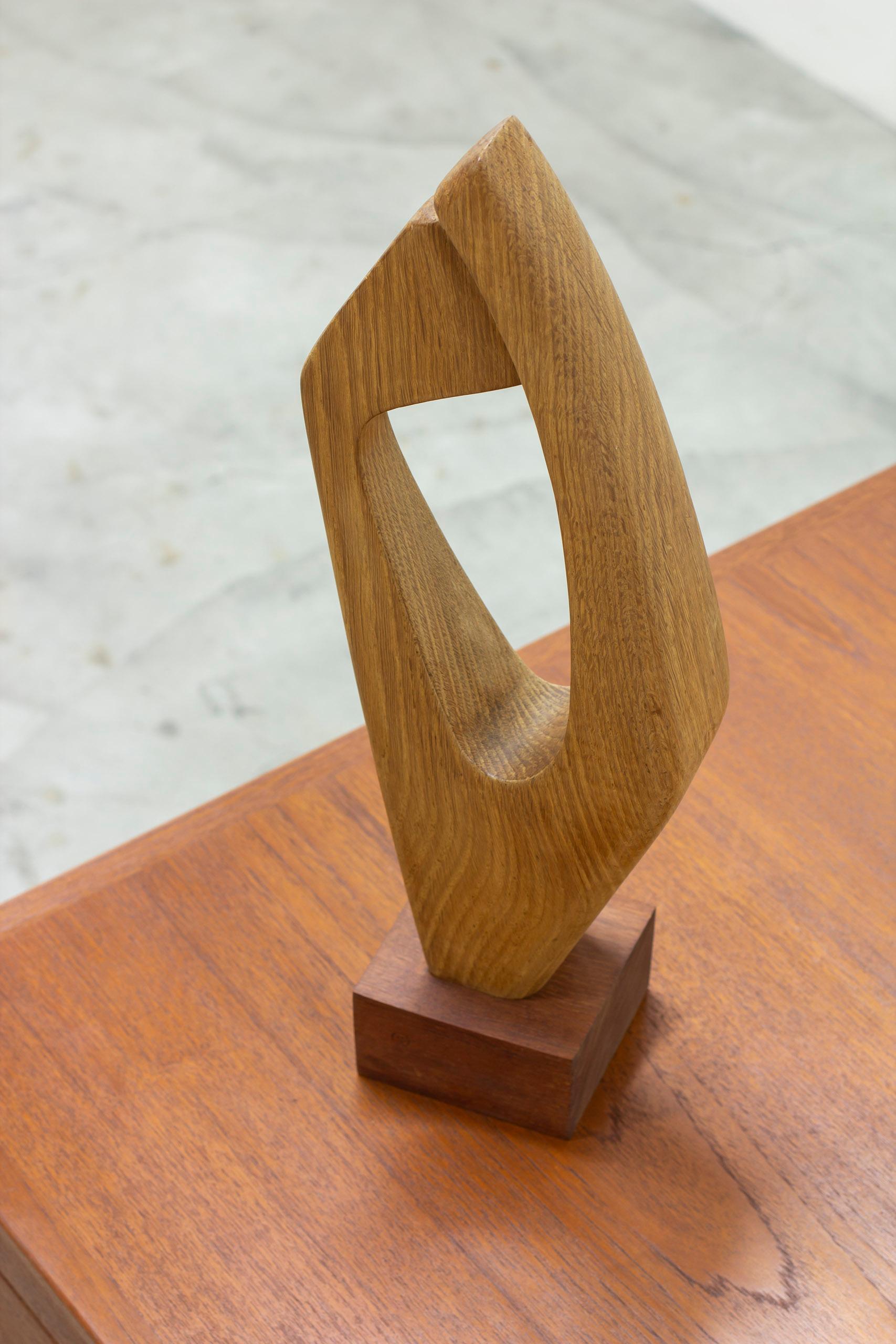 Abstrakte Holzskulptur des schwedischen Künstlers Sven Olsson. Handgefertigt aus Eiche und Teakholz, ca. 1950-60er Jahre. Wunderschön von Hand gefertigt. Sockel mit eingeprägten Initialen. Sehr guter Vintage-Zustand mit leichter altersbedingter