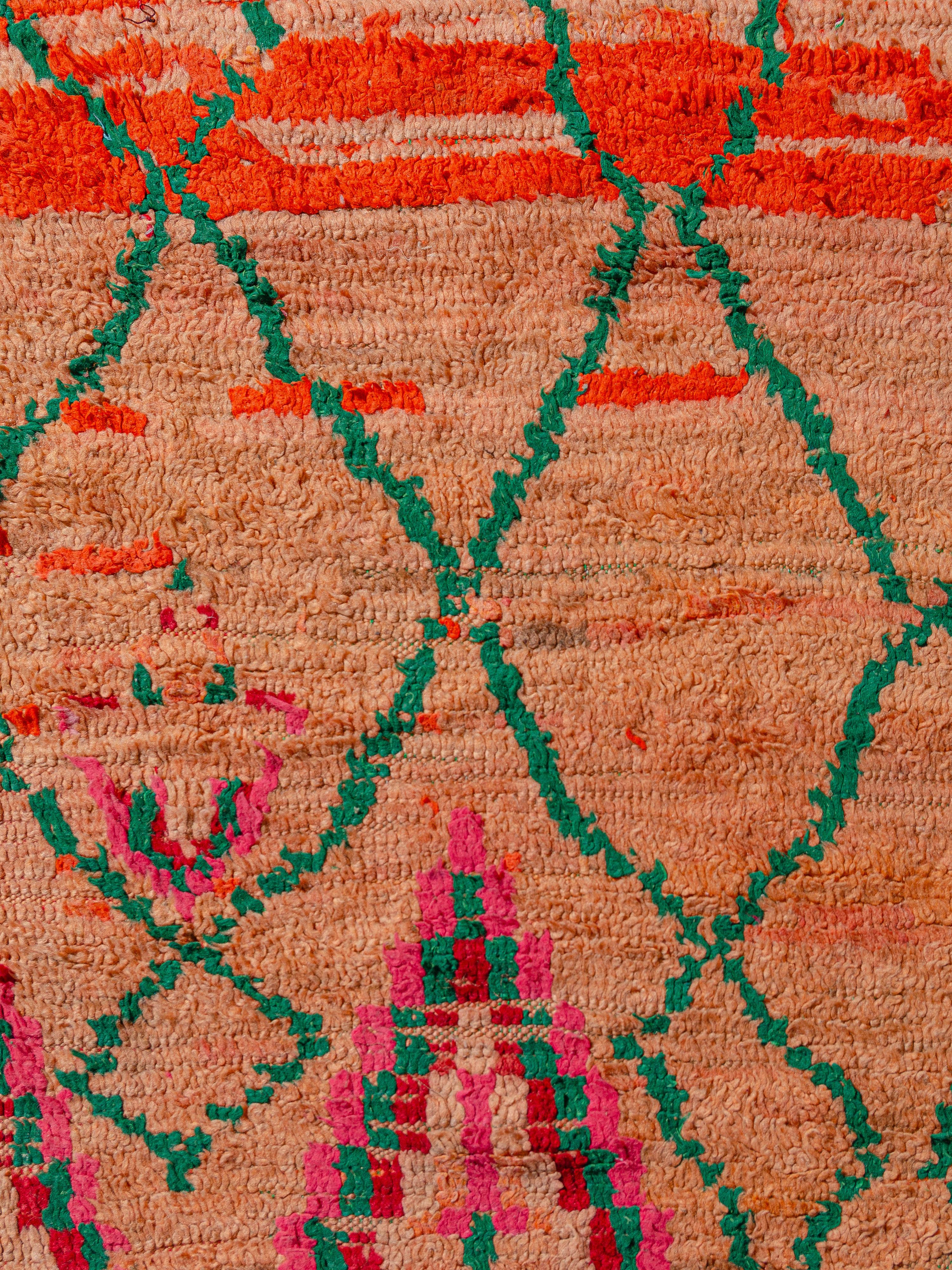Ein lebendiger marokkanischer Boujad-Teppich im Vintage-Stil mit einem energischen Ansatz und malerischem Stil. Die dreifachen Rautenmuster sind auffällig und durchbrechen ein Feld kleinerer abstrahierter Ketten. Momente, in denen sich die