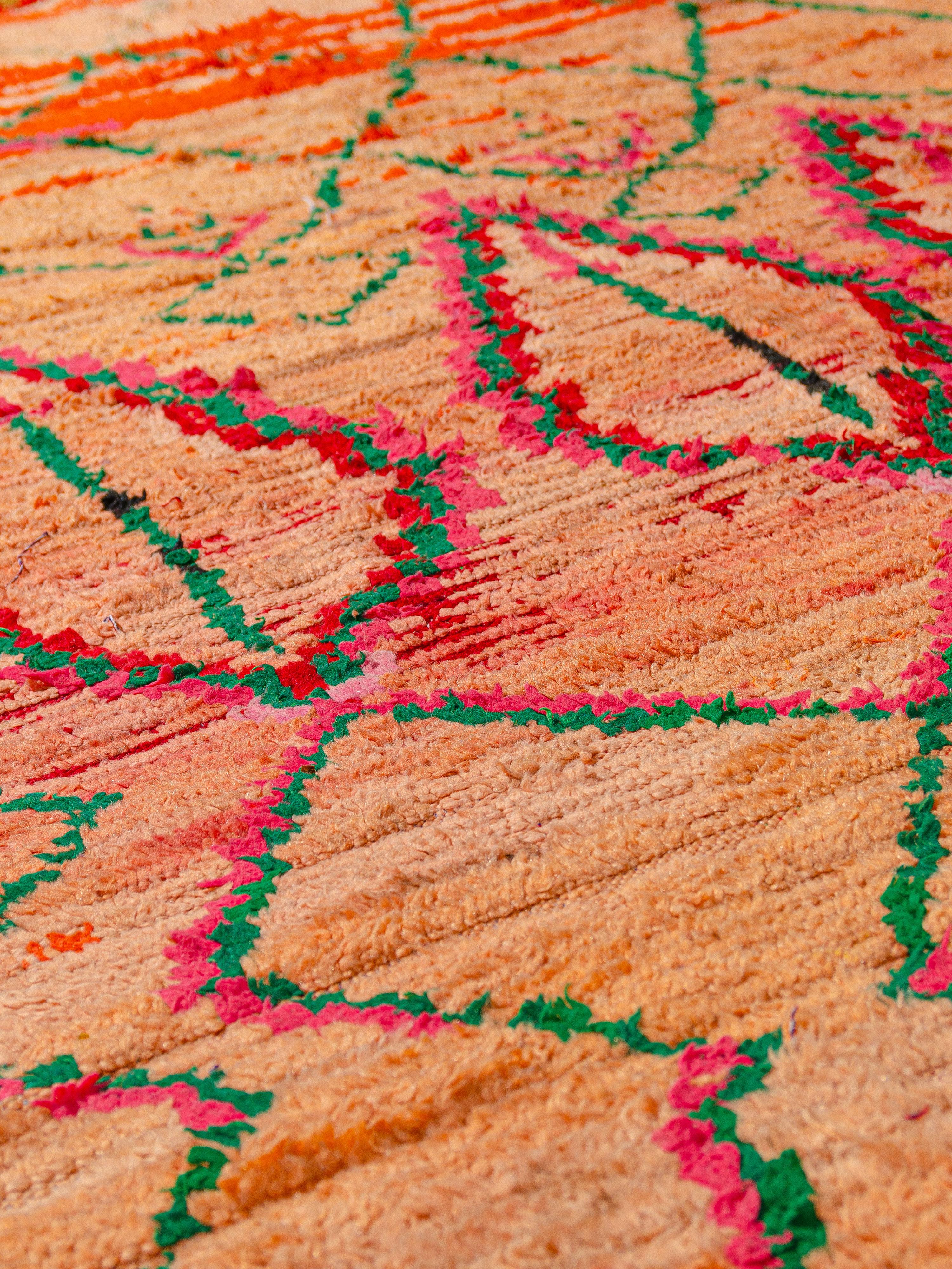 Abstrakte bunte Vintage marokkanische Boujad Teppich Curated By Breuckelen Berber (Stammeskunst) im Angebot