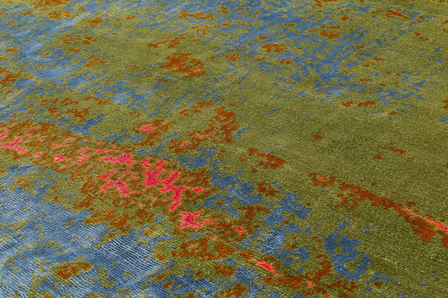 Abstract Organic Contemporary Silk and Wool Area Rug Suzu Fin by Joseph Carini In New Condition For Sale In New York, NY