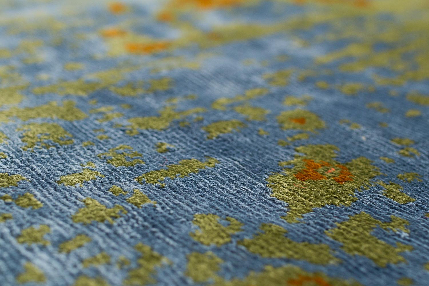 Abstract Organic Contemporary Silk and Wool Area Rug Suzu Fin by Joseph Carini For Sale 2