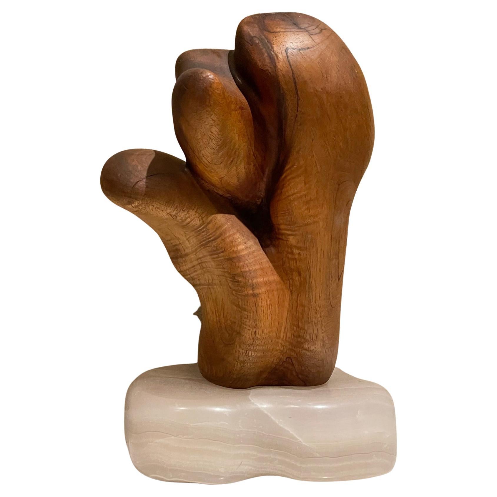 Exquisite Holzmaser-Skulptur auf durchscheinendem Steinsockel in organischer Form