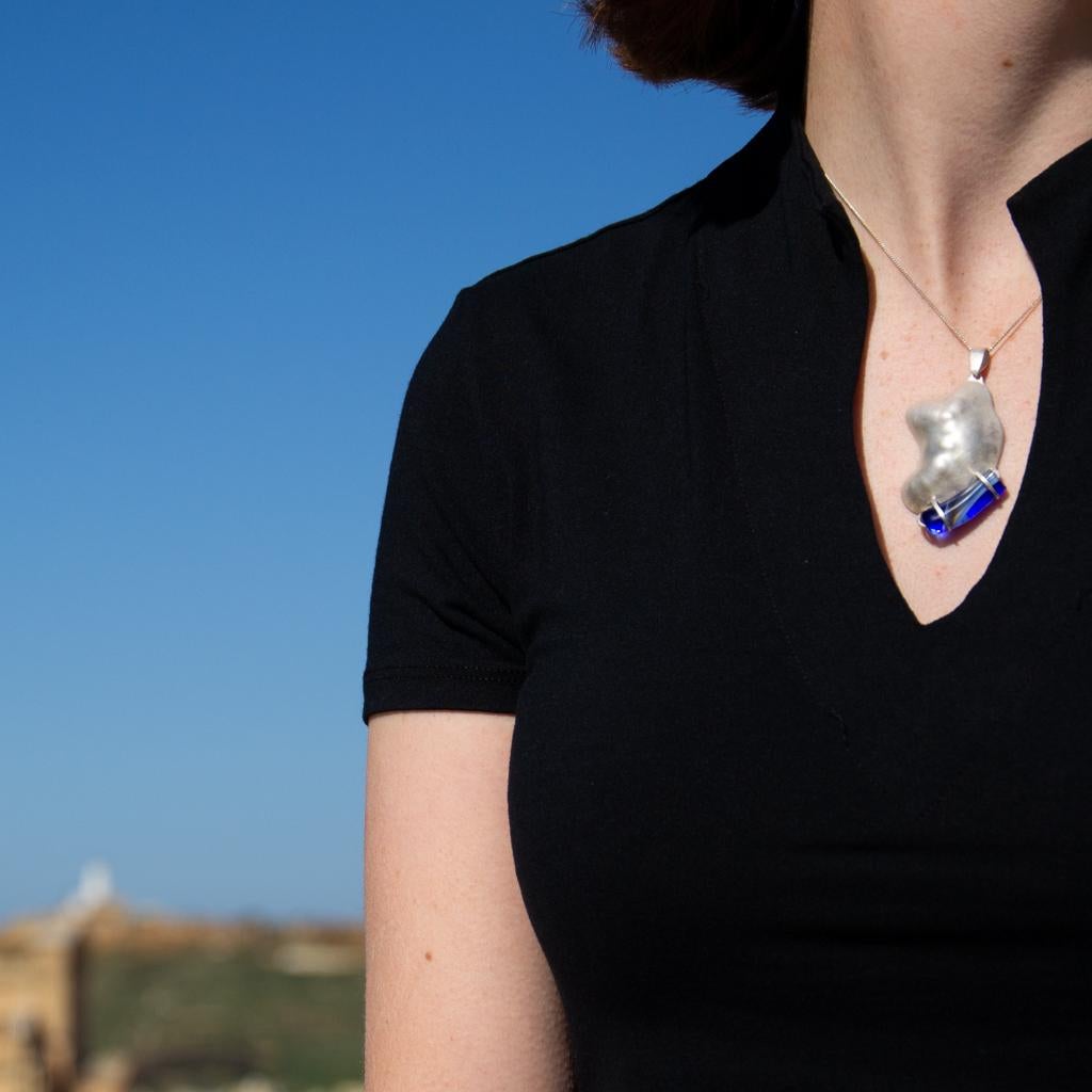 Contemporaneo Ciondolo astratto a contorno organico Repoussé in argento con vetro blu cobalto in vendita