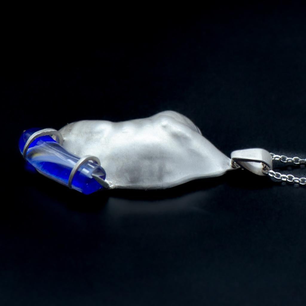 Ciondolo astratto a contorno organico Repoussé in argento con vetro blu cobalto In condizioni Nuovo in vendita a L-Għarb, MT