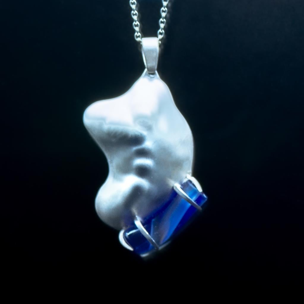 da uomo o donna Ciondolo astratto a contorno organico Repoussé in argento con vetro blu cobalto in vendita