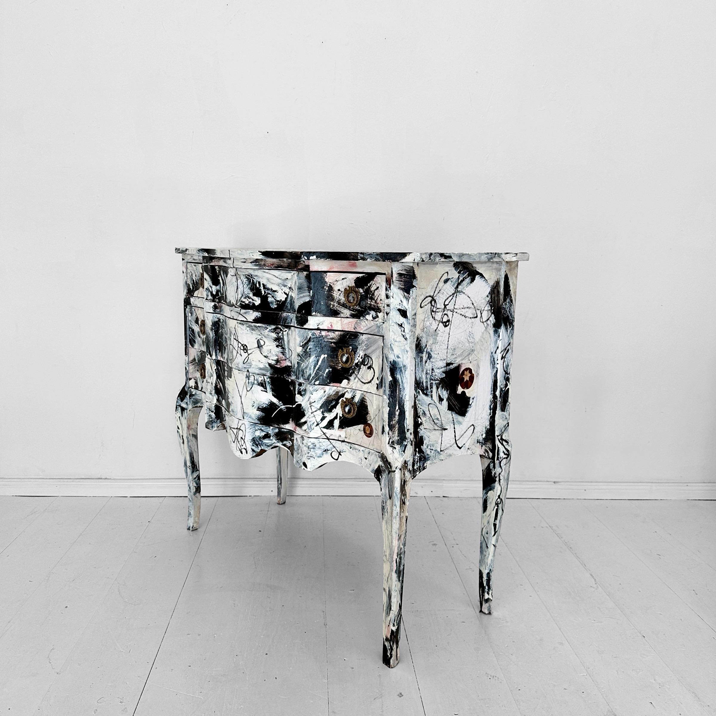 La Commode in stile barocco dipinta in modo astratto in bianco e nero di Felix Bachmann (2024) è una straordinaria fusione di eleganza classica e astrazione moderna. Questo mobile a tre cassetti presenta audaci e vorticosi disegni barocchi