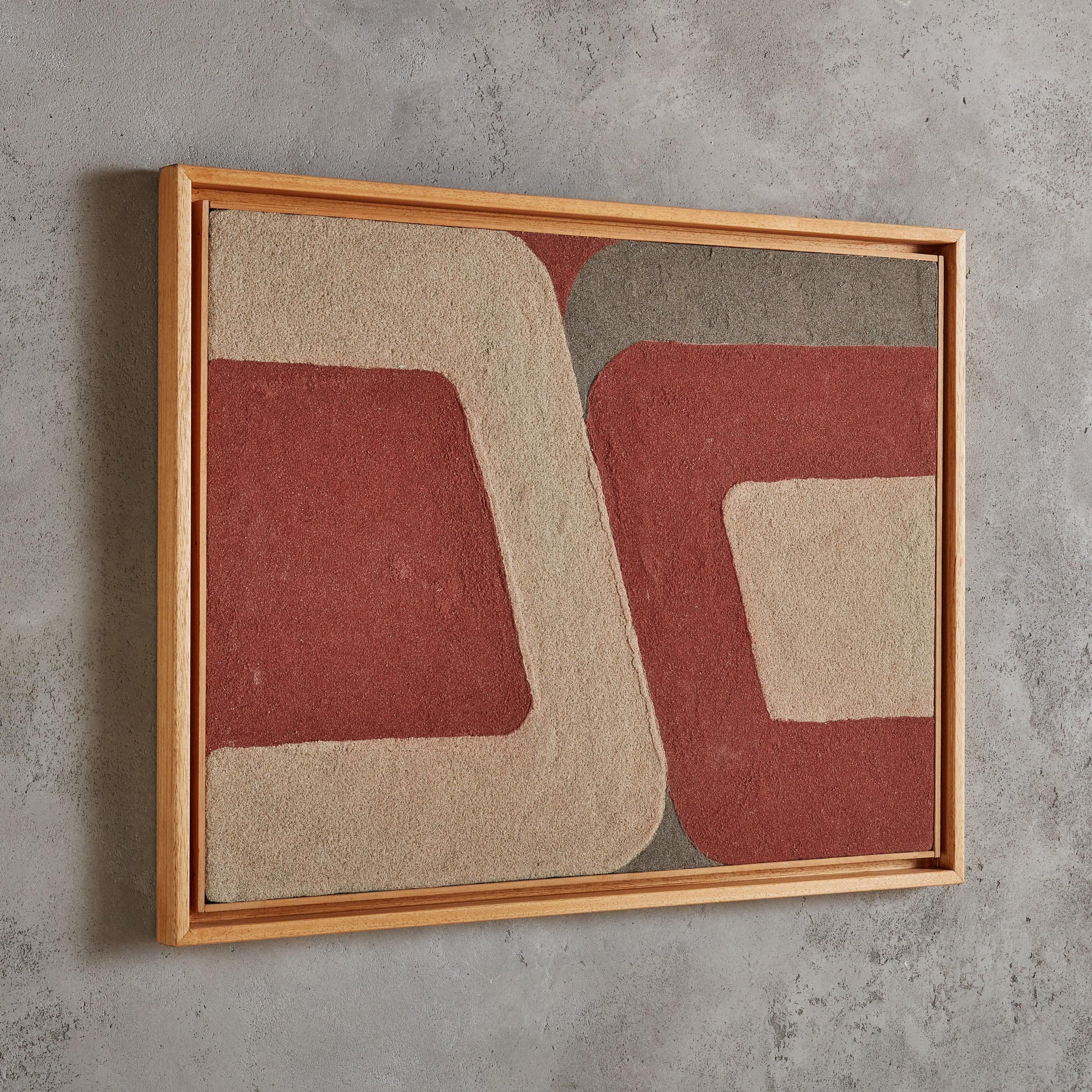 Un dipinto astratto italiano altamente materico con movimento astratto in tonalità terrose di ruggine, grigio e mandorla. È presentato in una cornice di legno fluttuante. Senza segno. Proveniente dall'Italia, anni '70. Sul retro sono presenti i