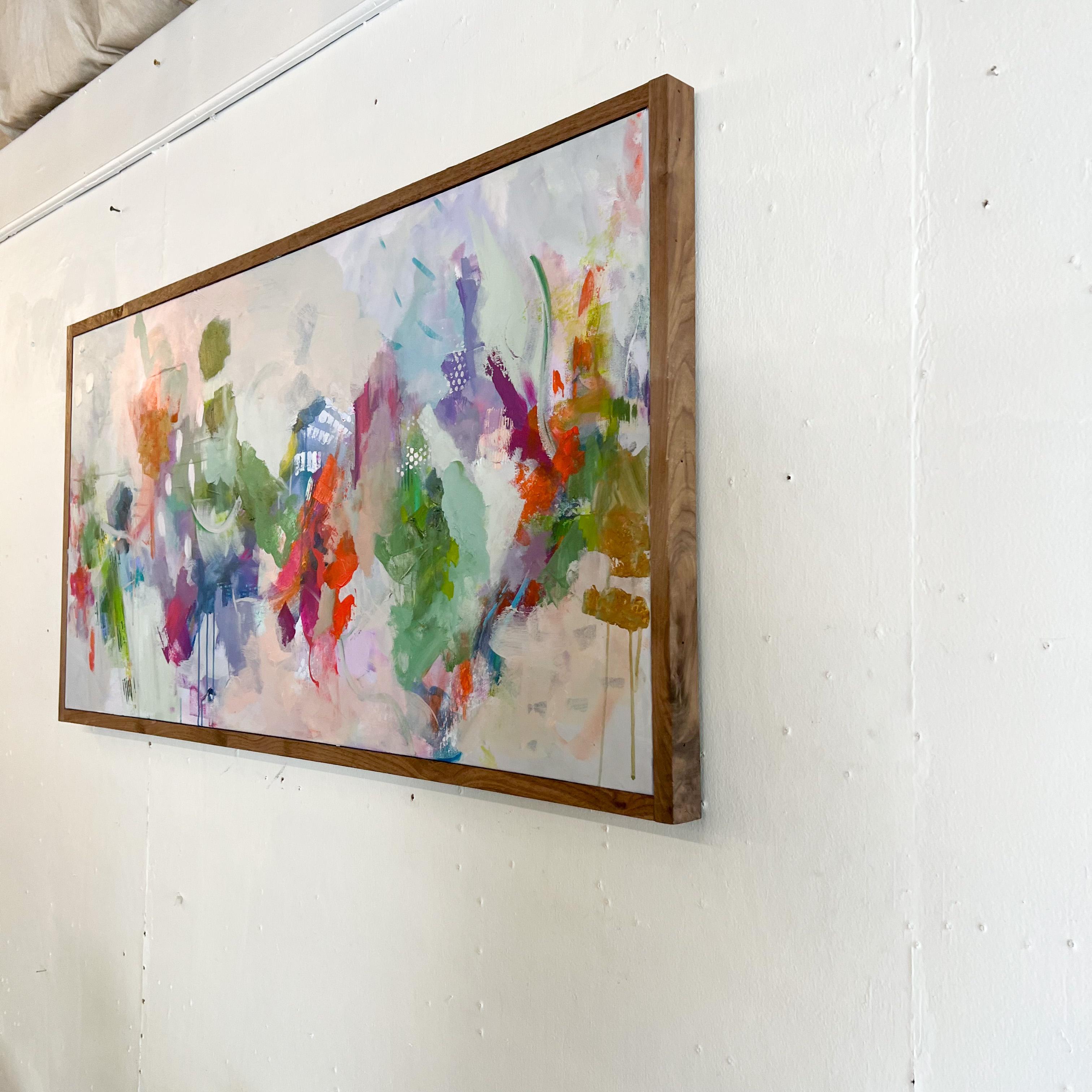 Abstraktes Gemälde mit einem dicken Rahmen aus Nussbaumholz - Grün, Violett, Lila, Rot im Angebot 1