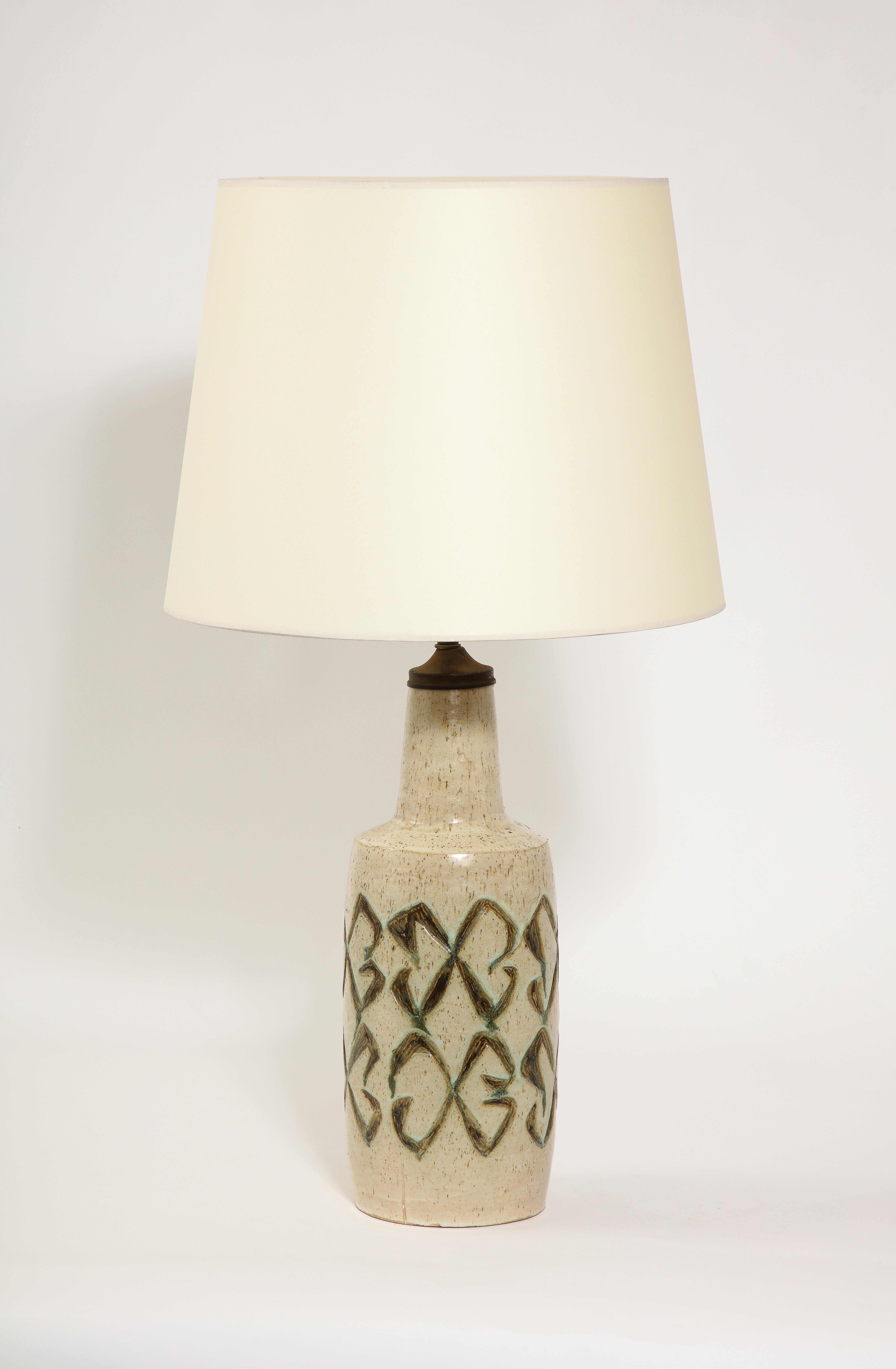 Green & Tan Abstract Pattern Ceramic Lamp, USA 1960's For Sale 4
