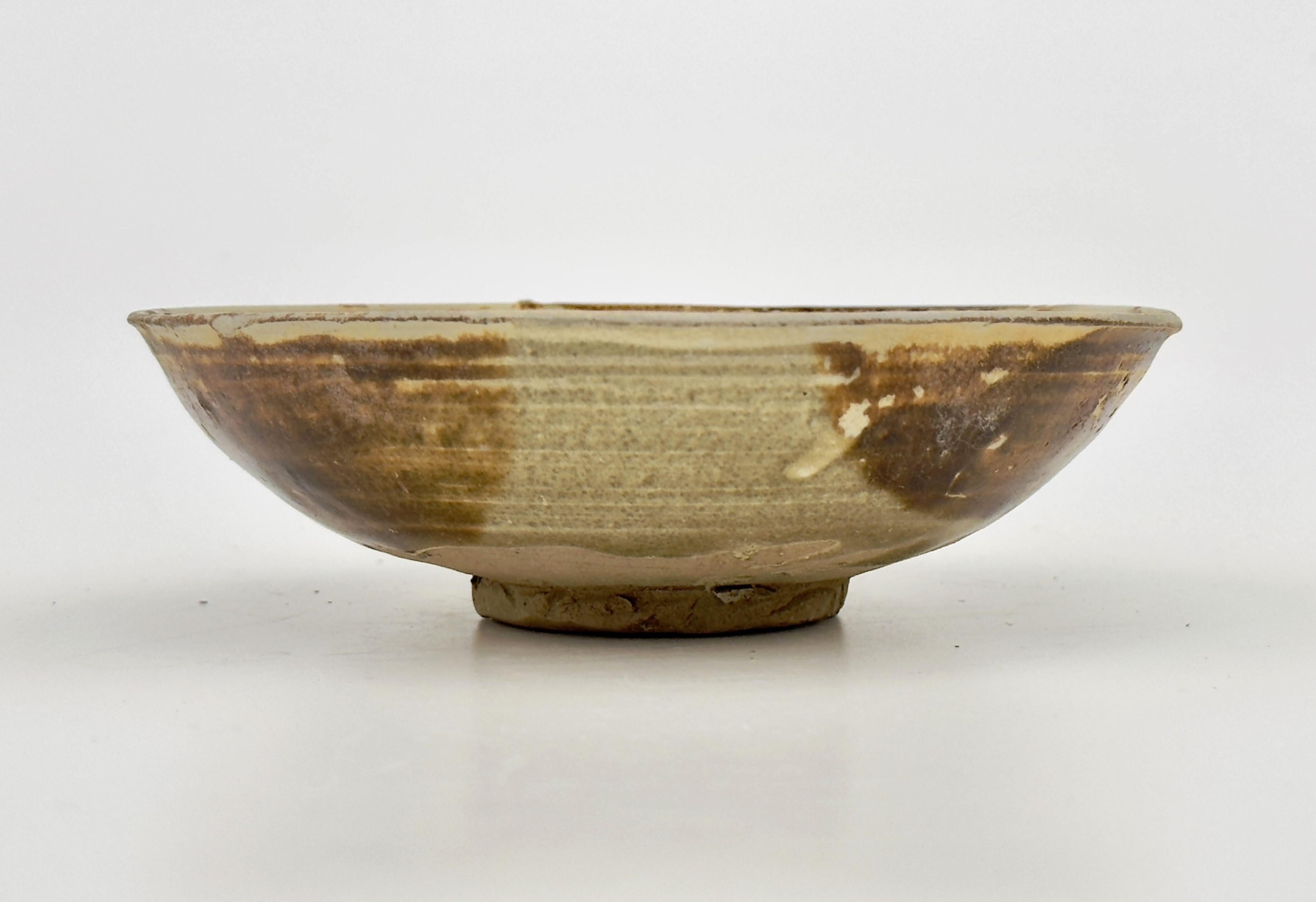 The edges have been dipped in four places with brown, probably iron-oxide. The well of the bowl is freely painted in green and coffee coloured brown.

Period : Late Tang Dynasty
Production Date : Circa 830
Made in : Hunan province
Found/Acquired :