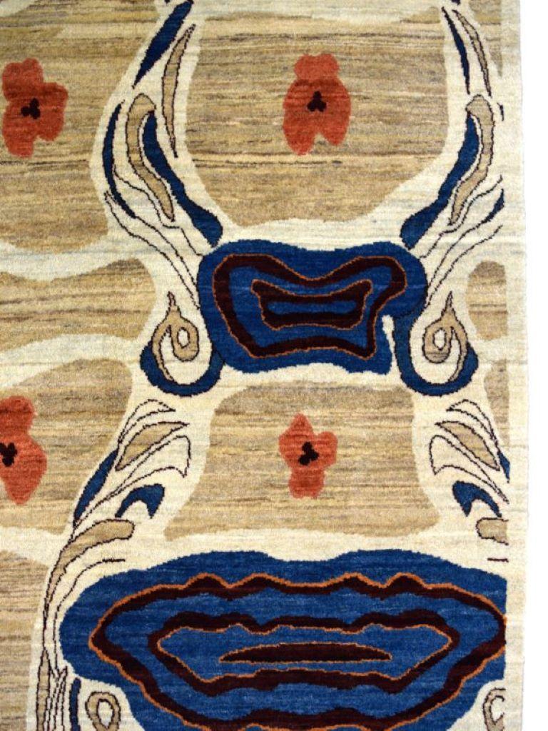 XXI secolo e contemporaneo Tappeto persiano astratto con curve ispirate all'Art Nouveau in blu e crema, 4' x 6' in vendita
