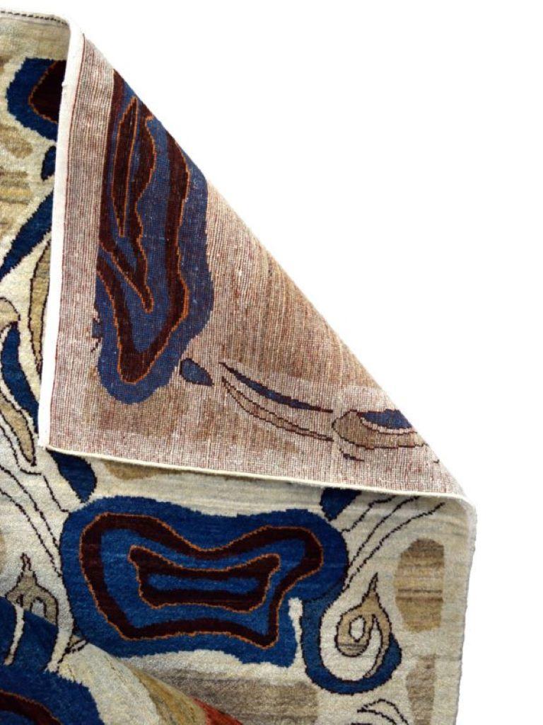 Lana Tappeto persiano astratto con curve ispirate all'Art Nouveau in blu e crema, 4' x 6' in vendita
