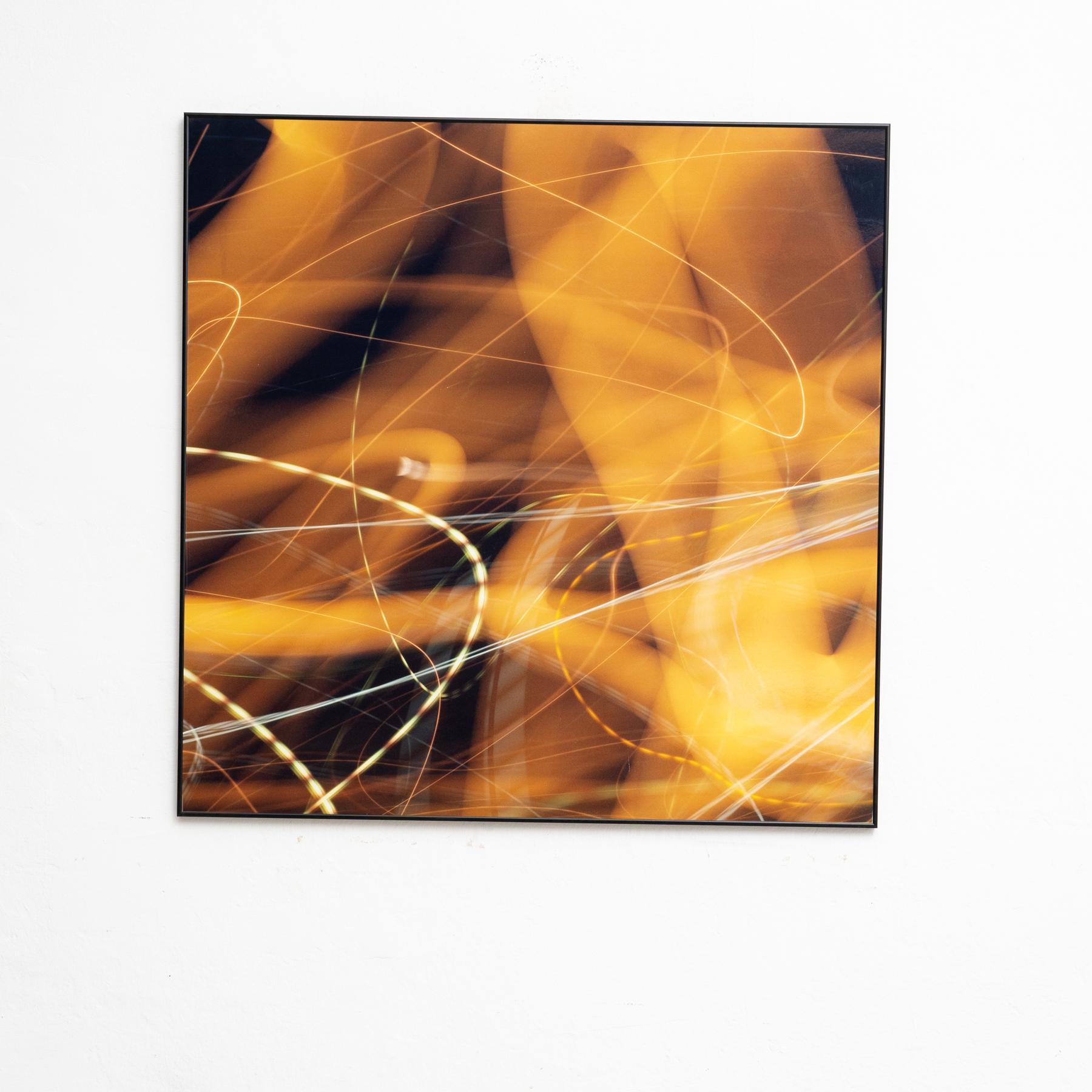 Cette pièce extraordinaire d'Adrian, créée en 2010 dans le cadre de sa célèbre collection Abstract Nights, invite le spectateur à découvrir le monde de l'abstraction à travers un jeu captivant de lumière, d'ombre et de forme. Connu pour sa capacité