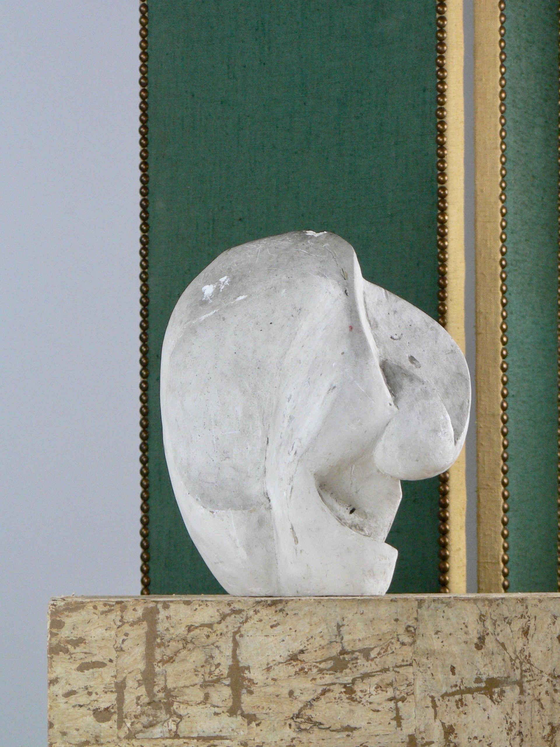 European Abstract plaster sculpture from the 1950s with a French origin. For Sale