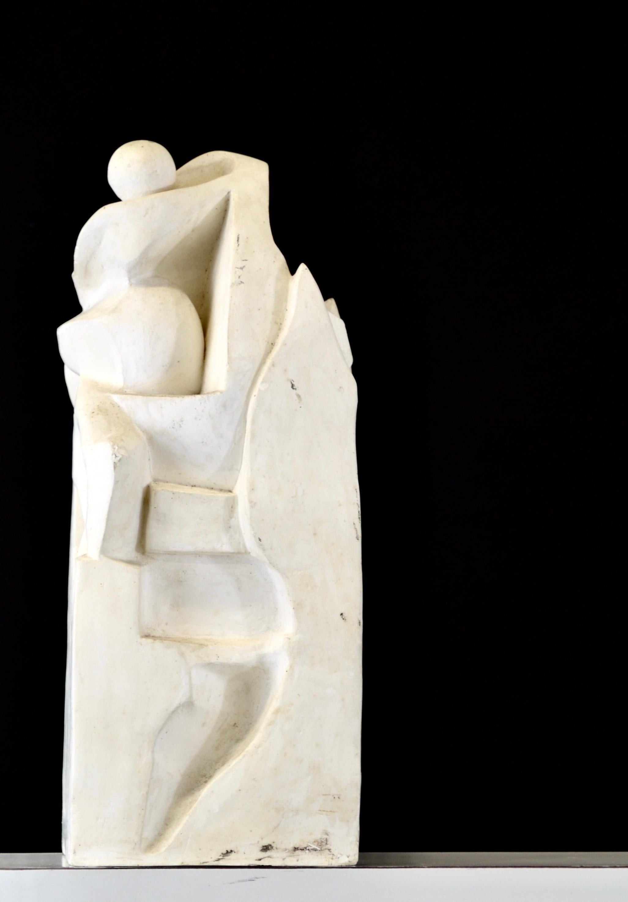 Abstract plaster sculpture from the 1950s with a French origin. In Good Condition For Sale In SOTTEVILLE-LÈS-ROUEN, FR