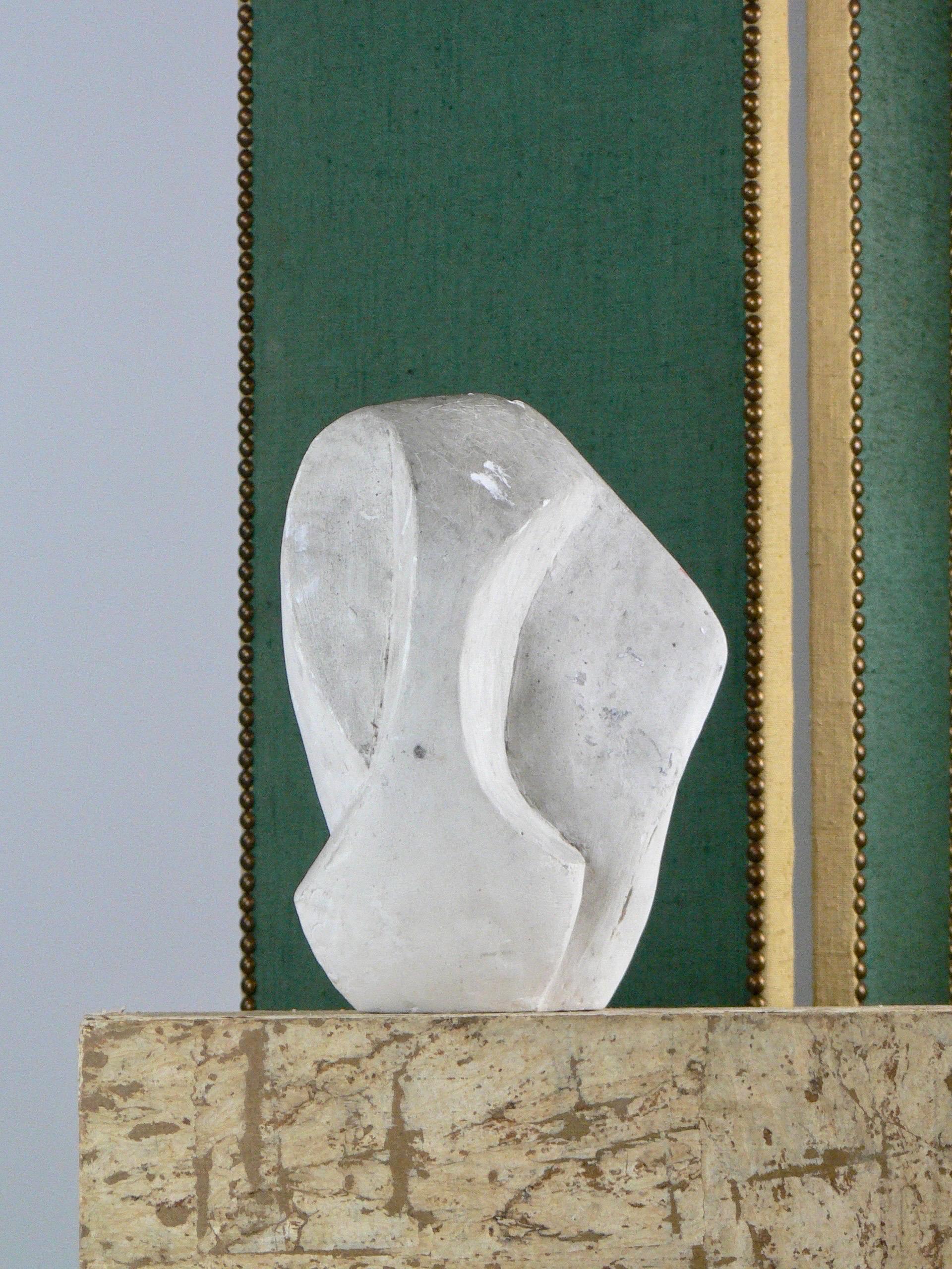 Abstract plaster sculpture from the 1950s with a French origin. In Fair Condition For Sale In SOTTEVILLE-LÈS-ROUEN, FR