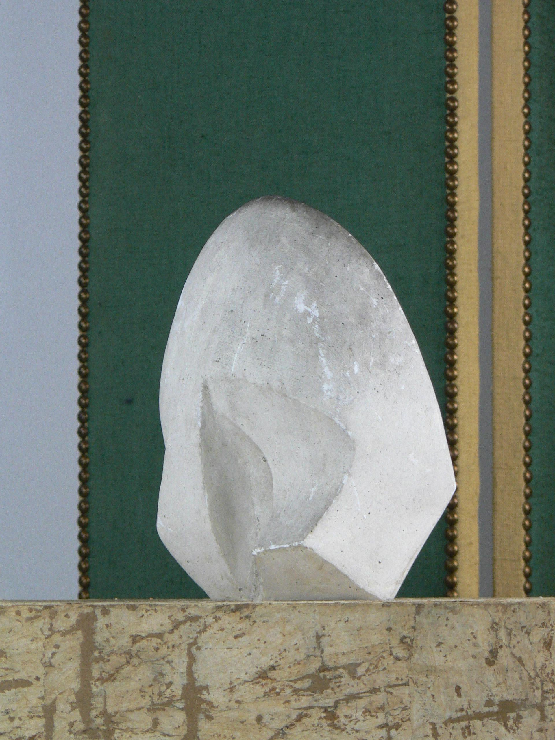 Abstract plaster sculpture from the 1950s with a French origin. In Fair Condition For Sale In SOTTEVILLE-LÈS-ROUEN, FR