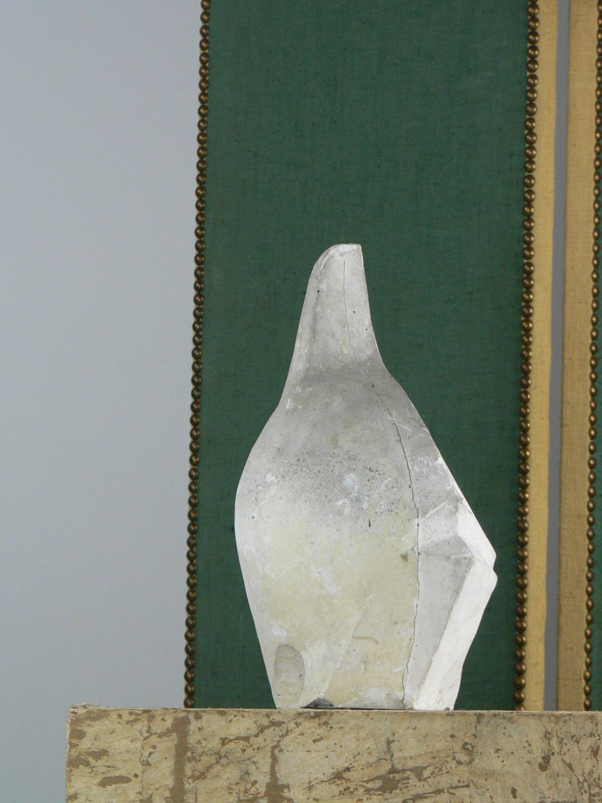 Abstract plaster sculpture from the 1950s with a French origin. In Fair Condition For Sale In SOTTEVILLE-LÈS-ROUEN, FR