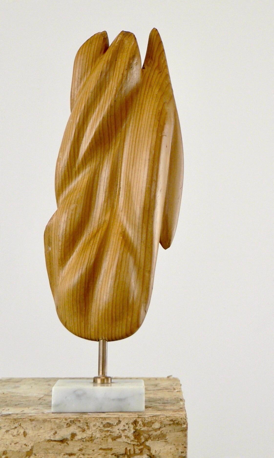 Abstrakte, facettierte, handgeschnitzte Skulptur aus Kiefernholz, Frankreich 1960 (Messing) im Angebot