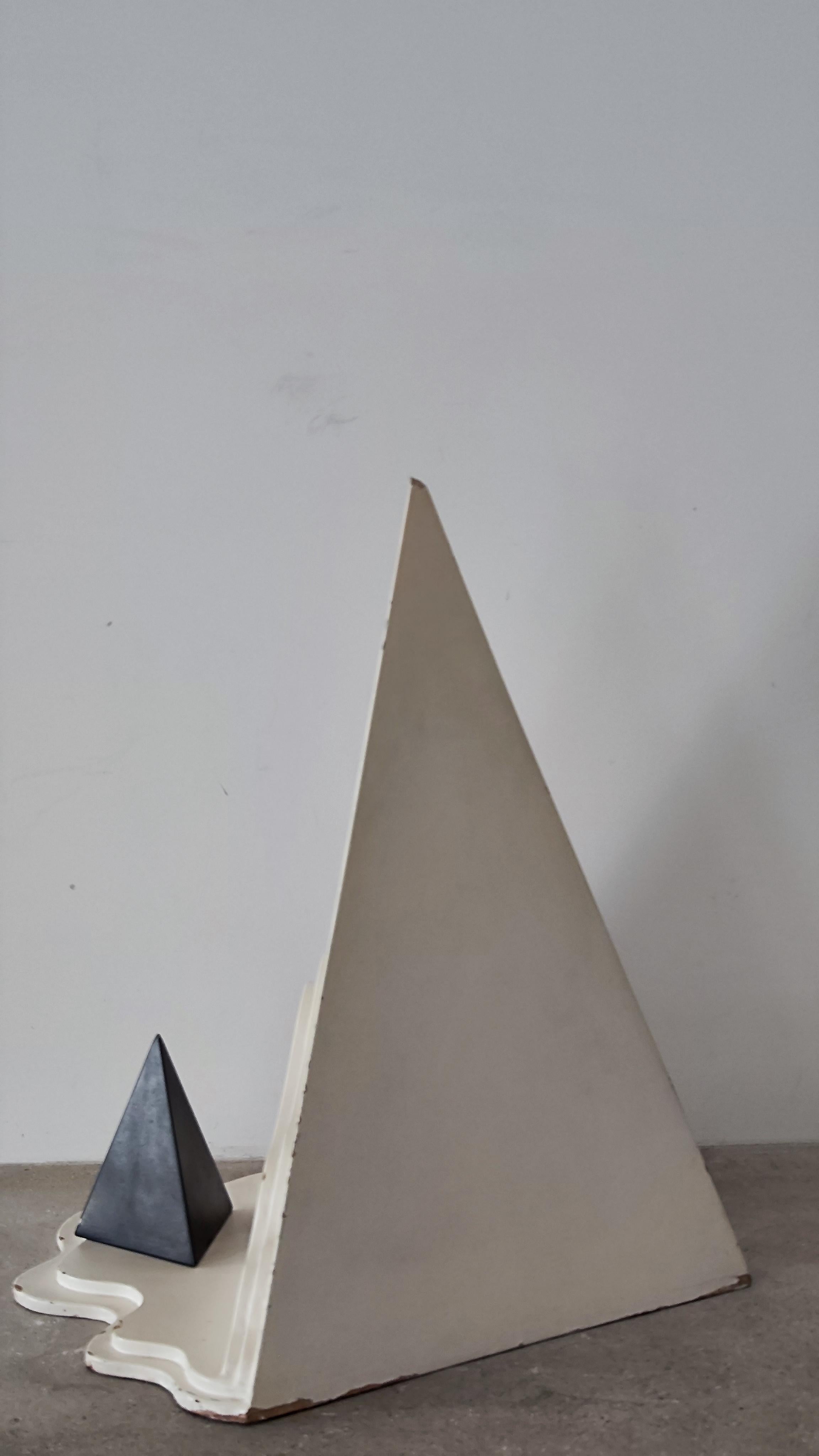 Abstract post modern polychrome pyramid sculpture Memphis 1980, wood - Signed  For Sale 4