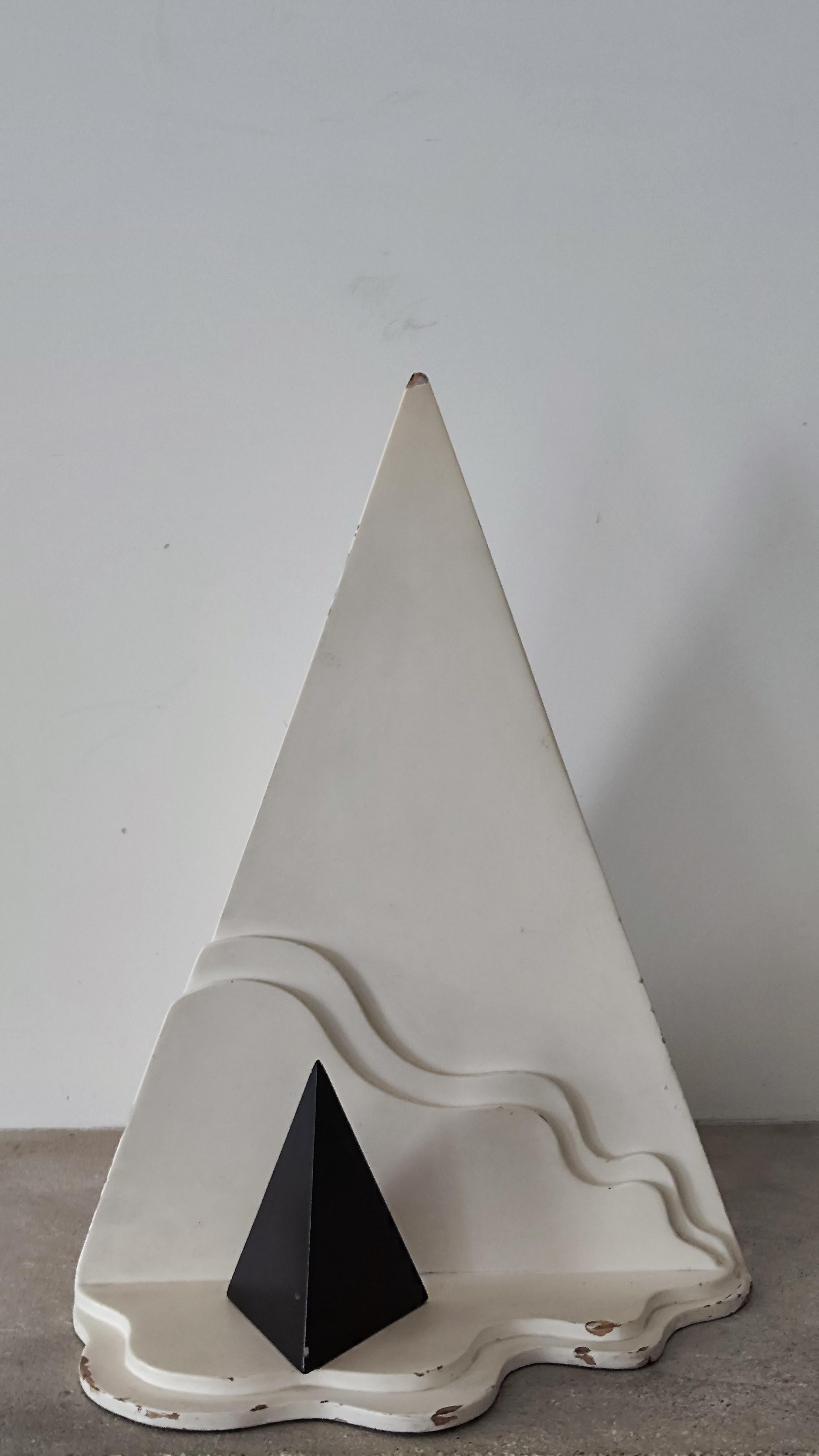 Abstract post modern polychrome pyramid sculpture Memphis 1980, wood - Signed  For Sale 5